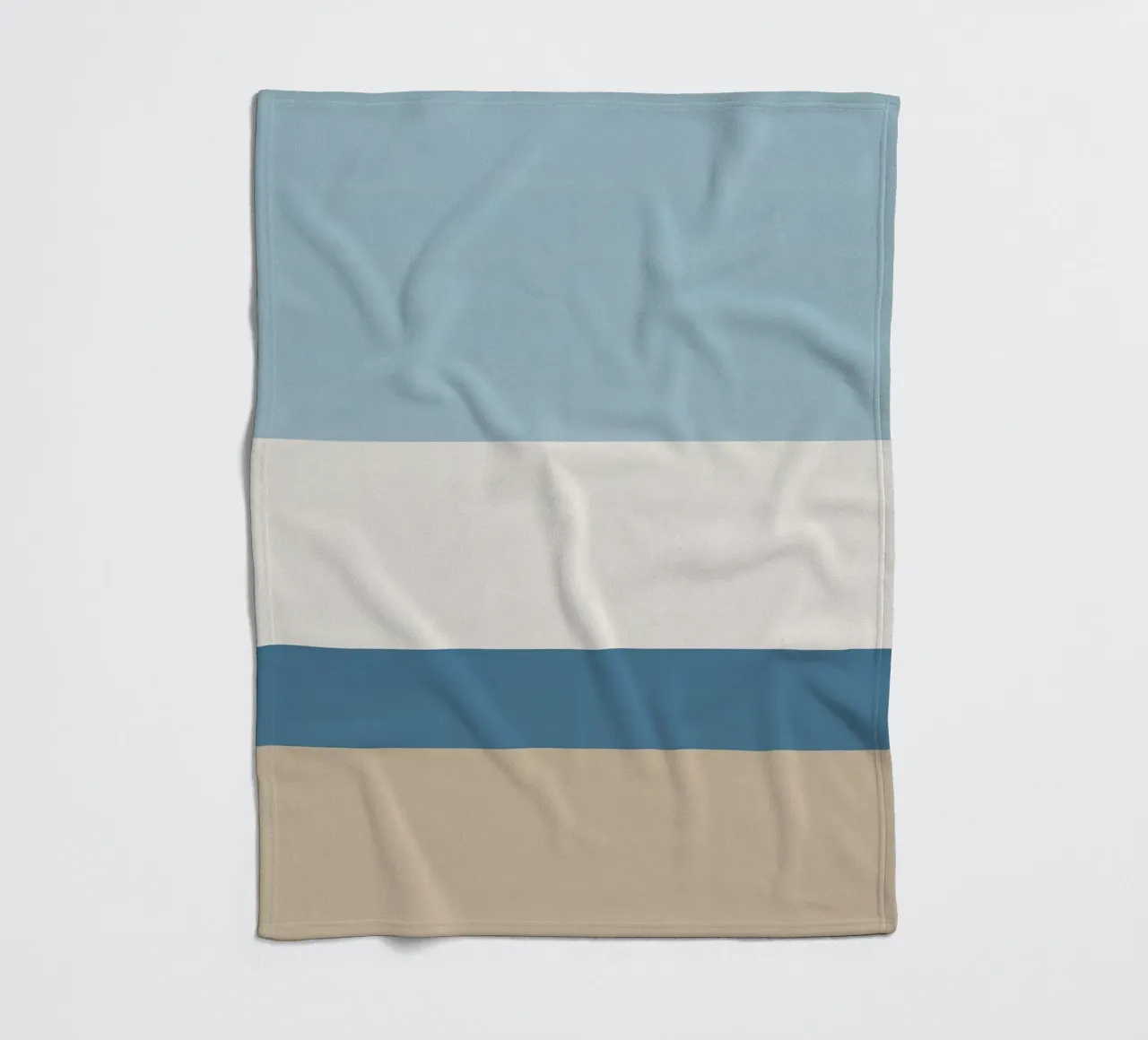 Semplice linea orizzontale che divide la composizione coperta in pile da LIFESTYLE OBJECTS