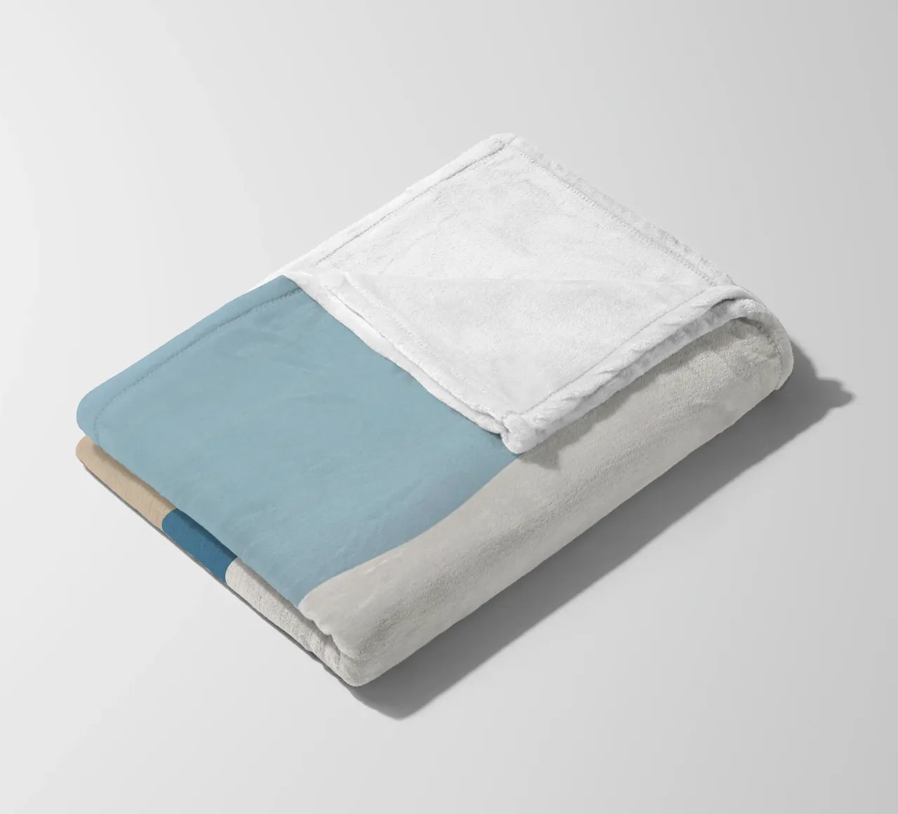 Semplice linea orizzontale che divide la composizione coperta in pile da LIFESTYLE OBJECTS