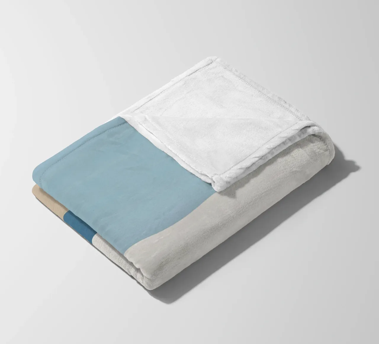 Semplice linea orizzontale che divide la composizione coperta in pile da LIFESTYLE OBJECTS