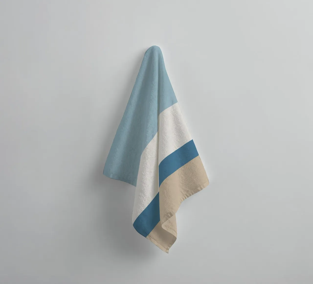 Semplice linea orizzontale che divide la composizione asciugamano da bagno da LIFESTYLE OBJECTS
