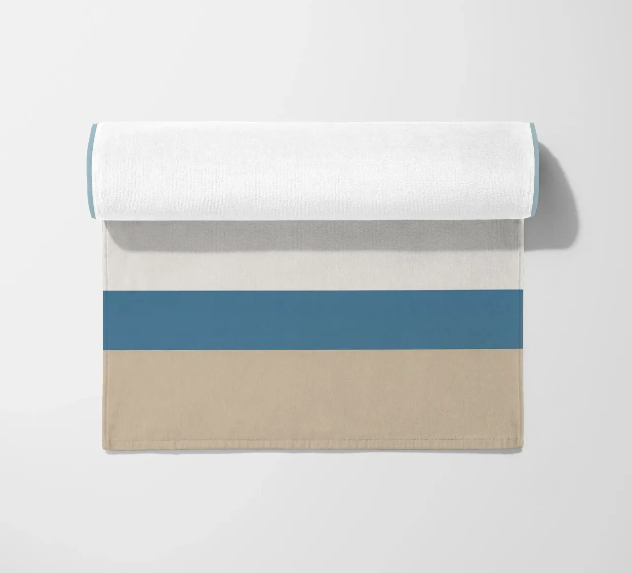 Semplice linea orizzontale che divide la composizione telo mare da LIFESTYLE OBJECTS