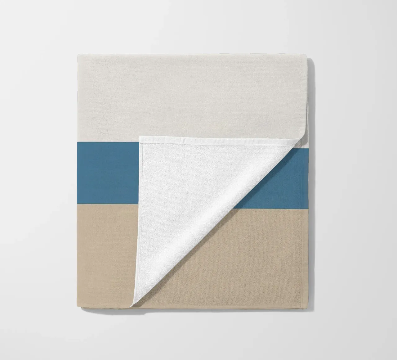 Semplice linea orizzontale che divide la composizione telo mare da LIFESTYLE OBJECTS