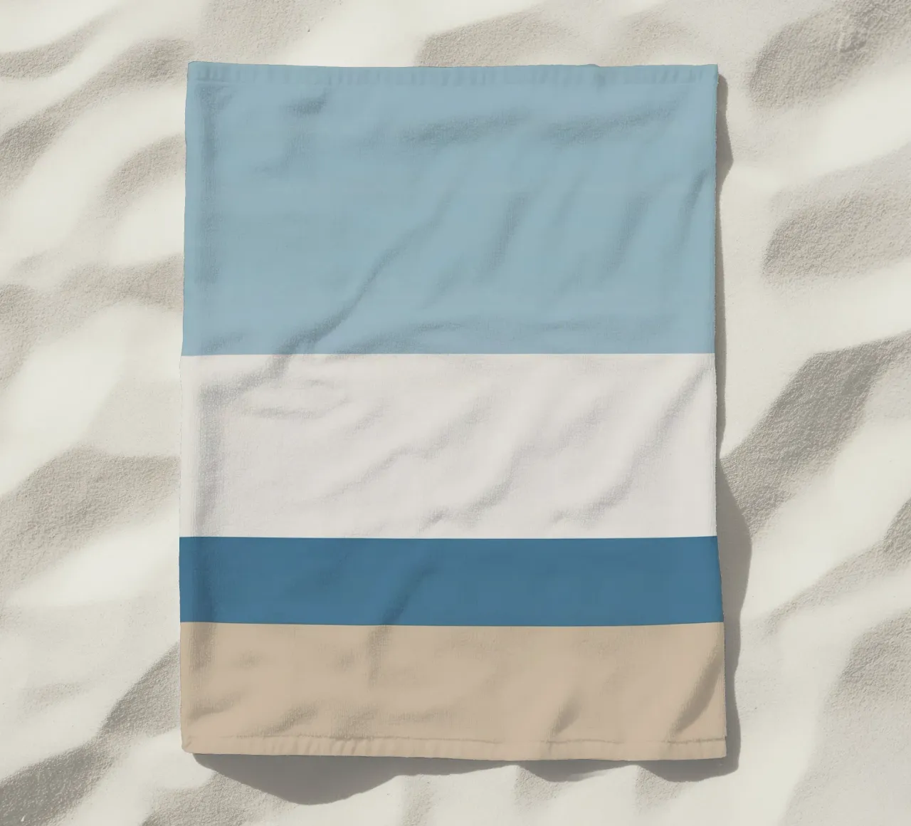 Semplice linea orizzontale che divide la composizione telo mare da LIFESTYLE OBJECTS