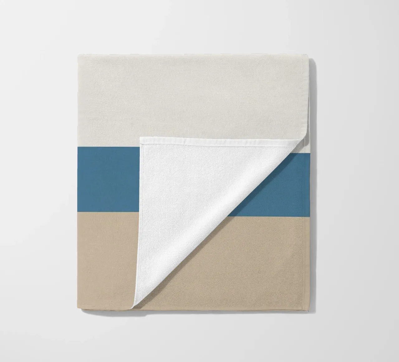 Semplice linea orizzontale che divide la composizione telo mare da LIFESTYLE OBJECTS