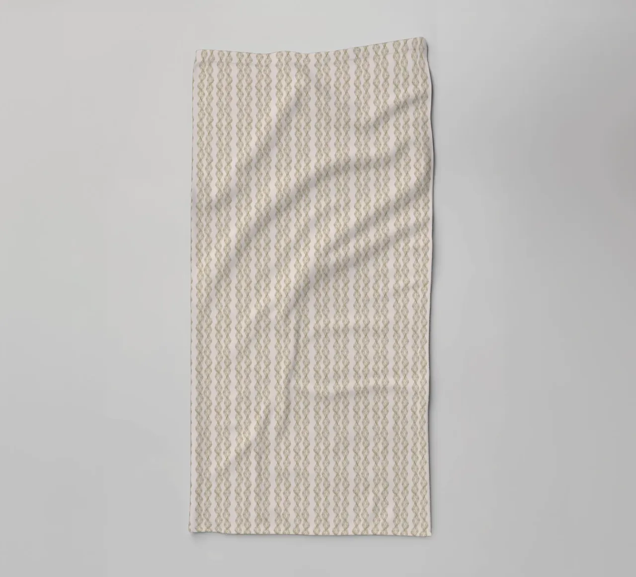 Algae Braids on pink asciugamano da bagno da Mandalla Pattern