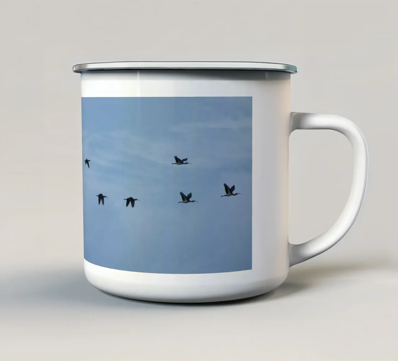 Flying tazza in smalto da Carol Maia