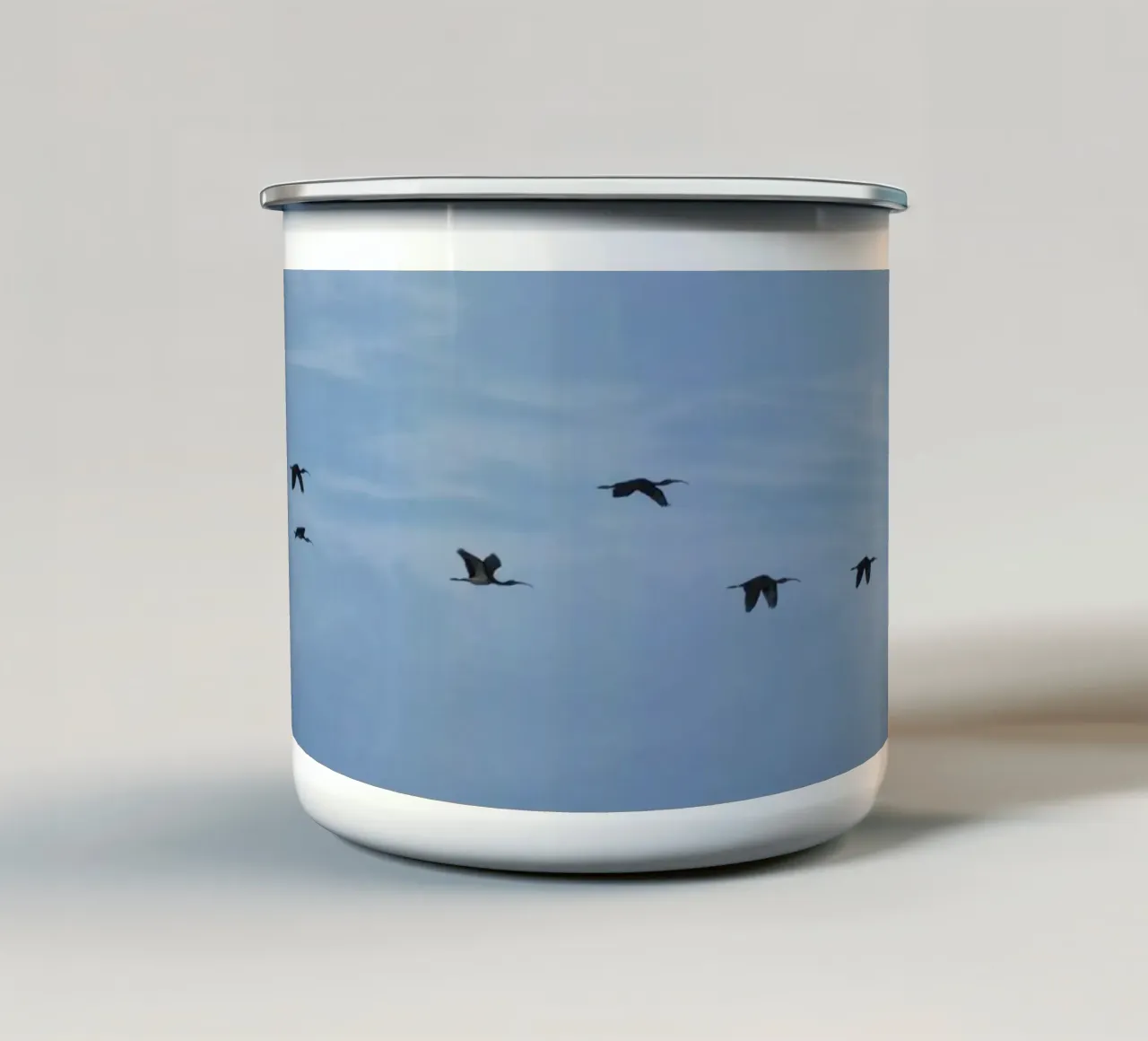 Flying tazza in smalto da Carol Maia