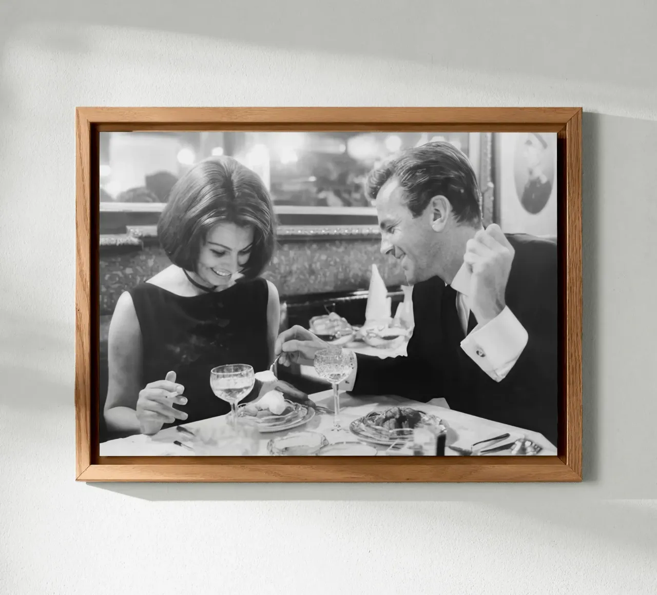 sophia loren e maximilian schell a cena alluminio dibond da blacsteel