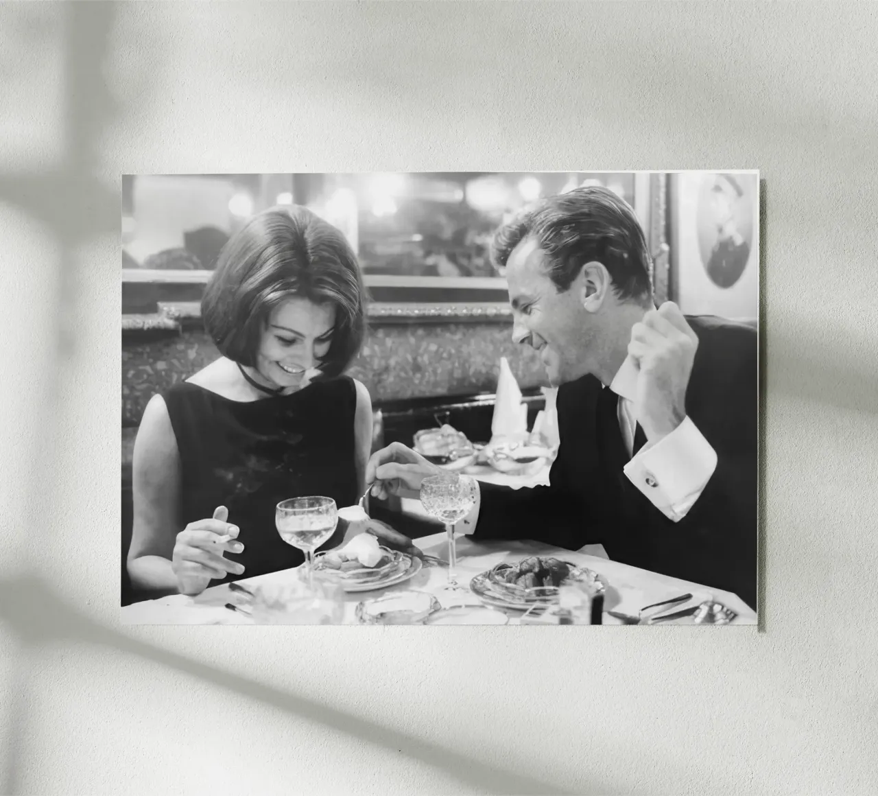 sophia loren e maximilian schell a cena alluminio dibond da blacsteel