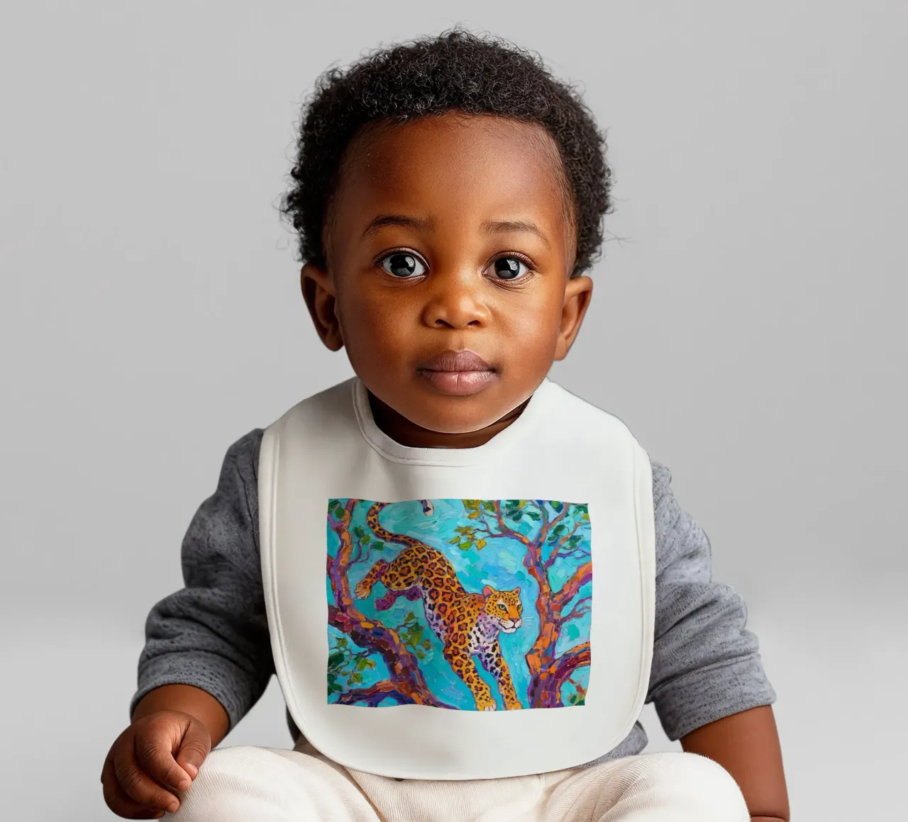 Leopard jumping between tree Babylätzchen von Slash Shop