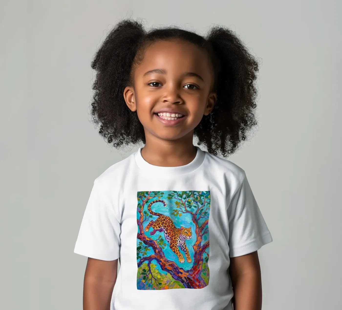 Leopard springt zwischen Baum Kinder T-Shirt von Slash Shop