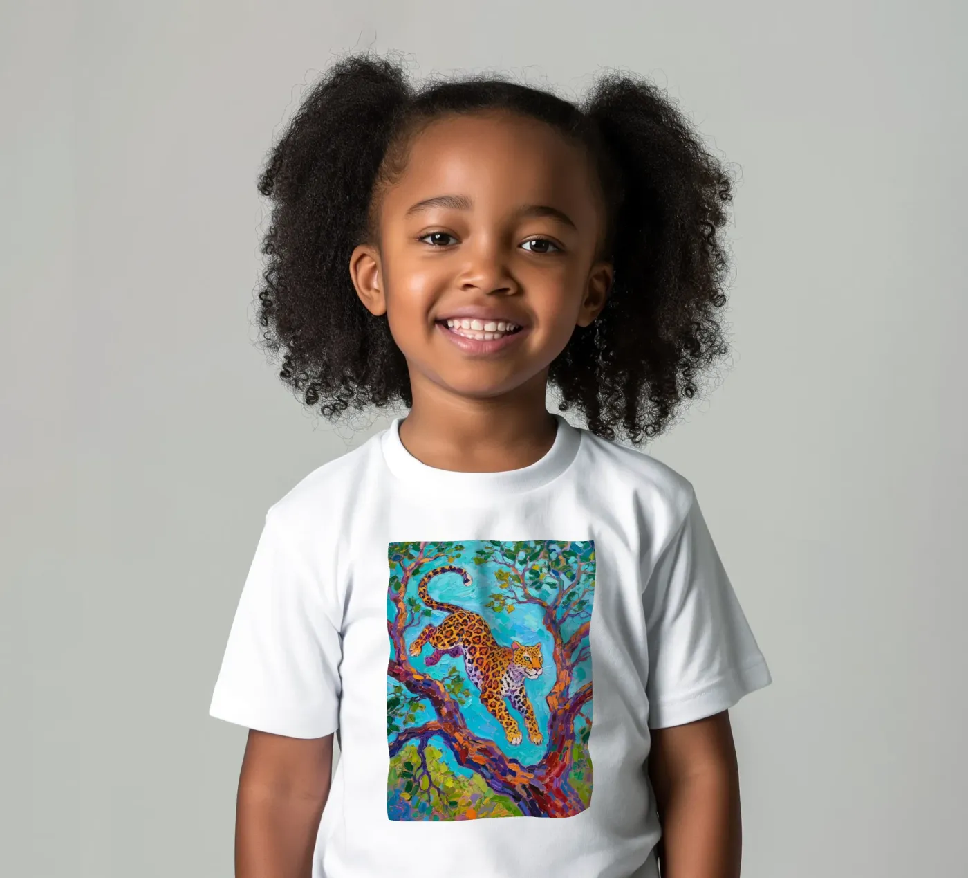 Leopard springt zwischen Baum Kinder T-Shirt von Slash Shop