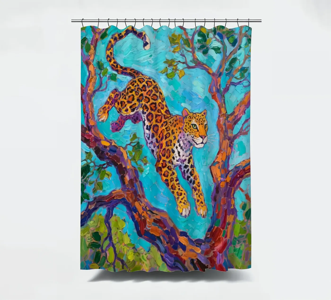 Leopard springt zwischen Baum Duschvorhang von Slash Shop