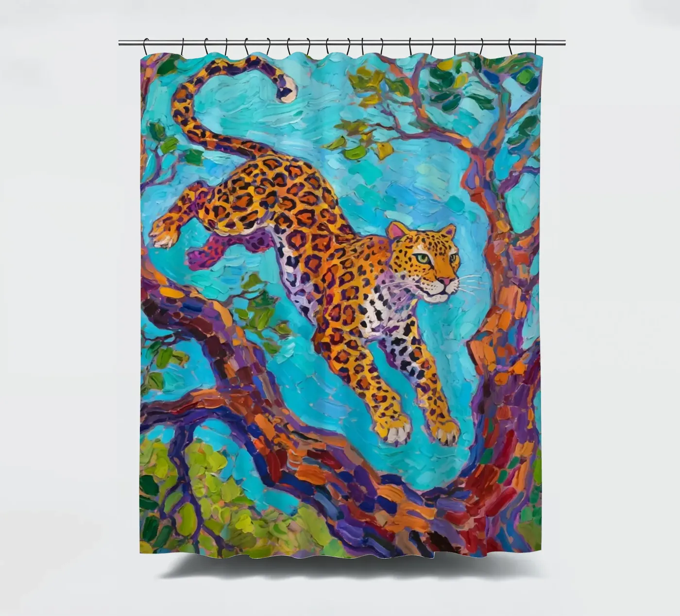 Leopard springt zwischen Baum Duschvorhang von Slash Shop