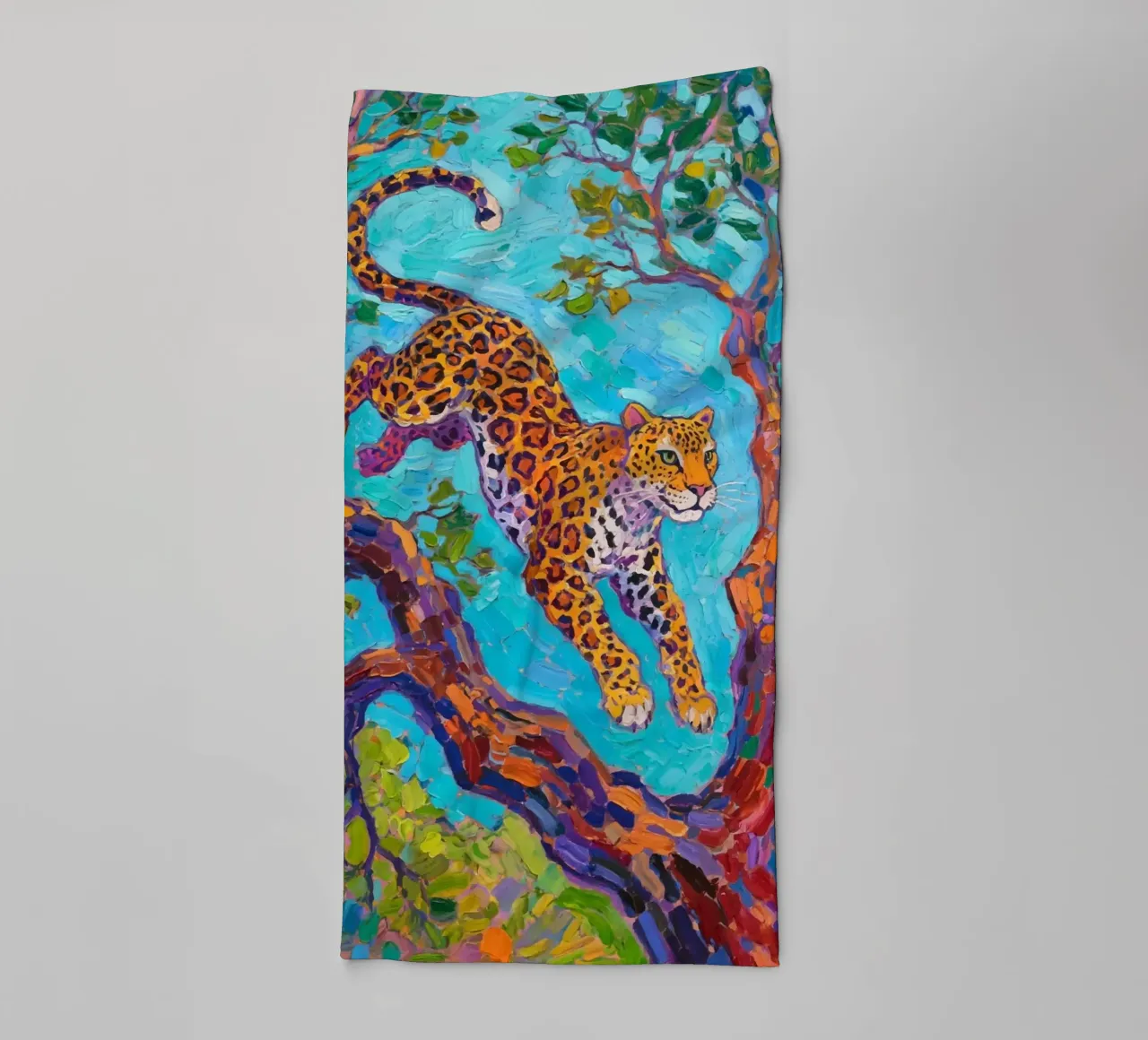 Leopard springt zwischen Baum Handtuch von Slash Shop