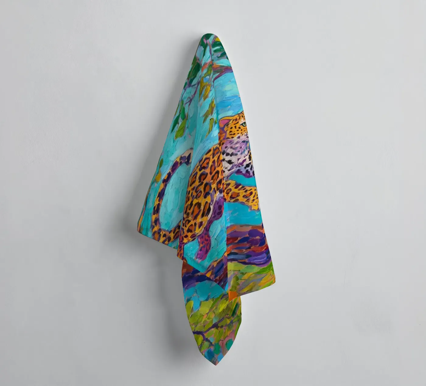 Leopard jumping between tree badhanddoek van Slash Shop