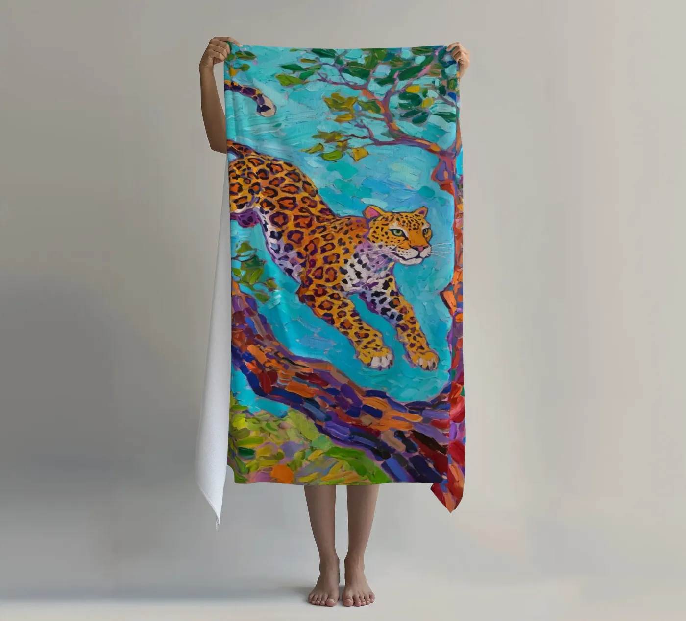 Leopard springt zwischen Baum Strandtuch von Slash Shop