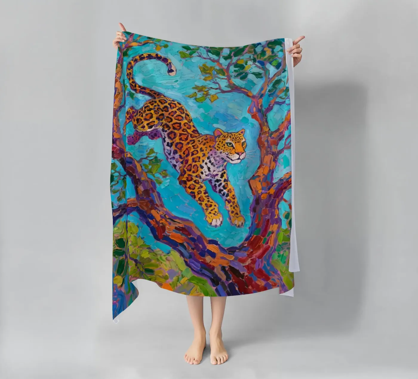 Leopard springt zwischen Baum Strandtuch von Slash Shop