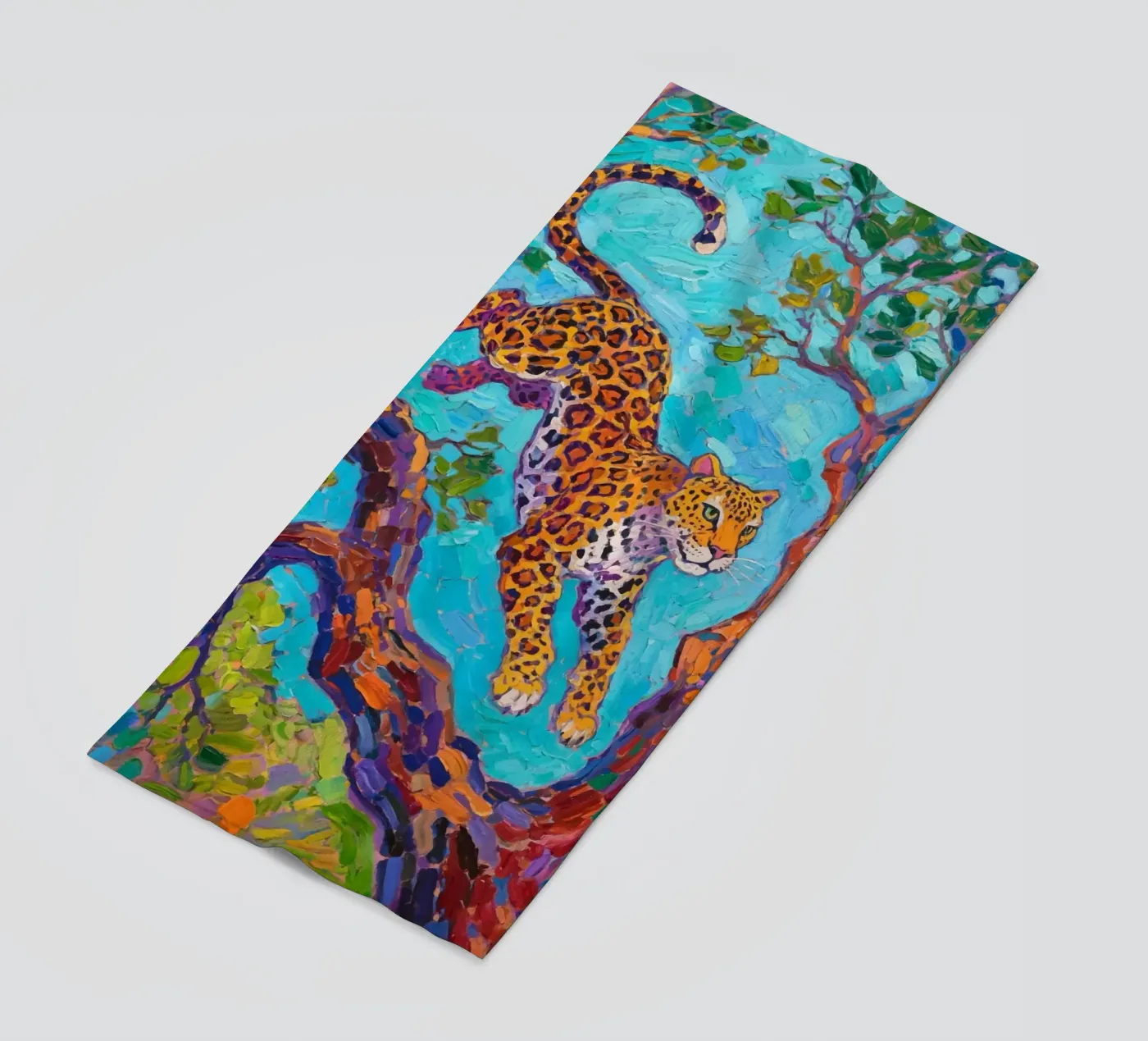 Leopard springt zwischen Baum Strandtuch von Slash Shop