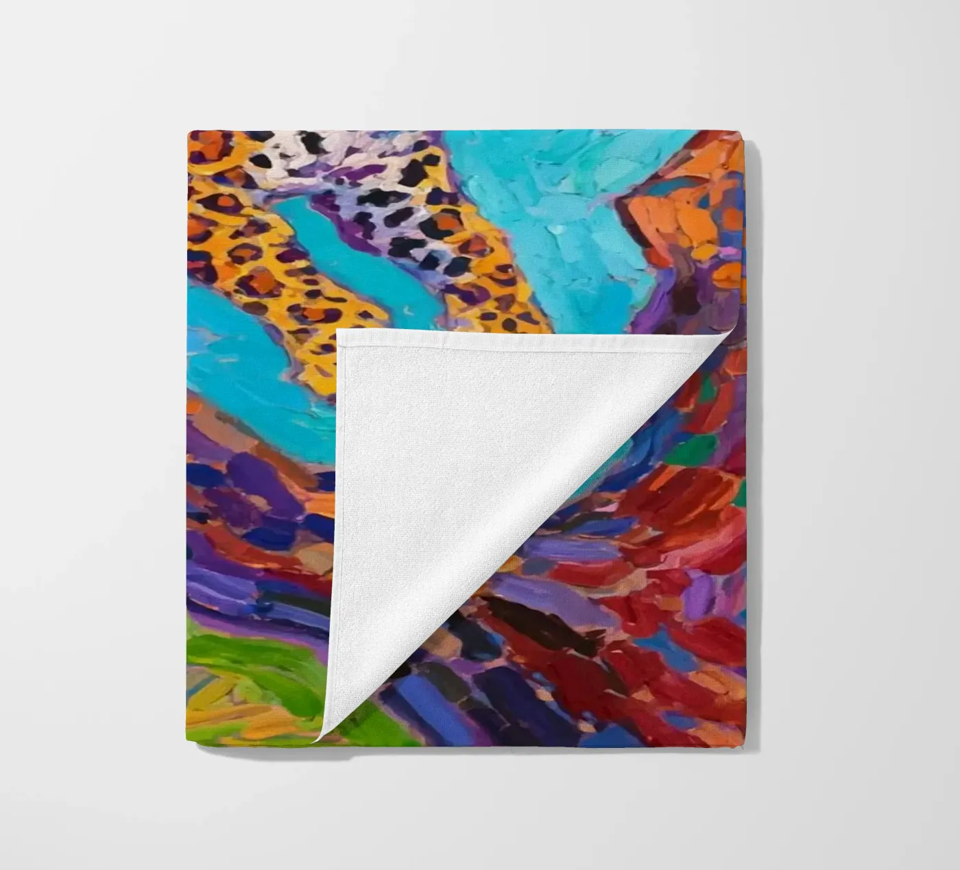 Leopard springt zwischen Baum Strandtuch von Slash Shop