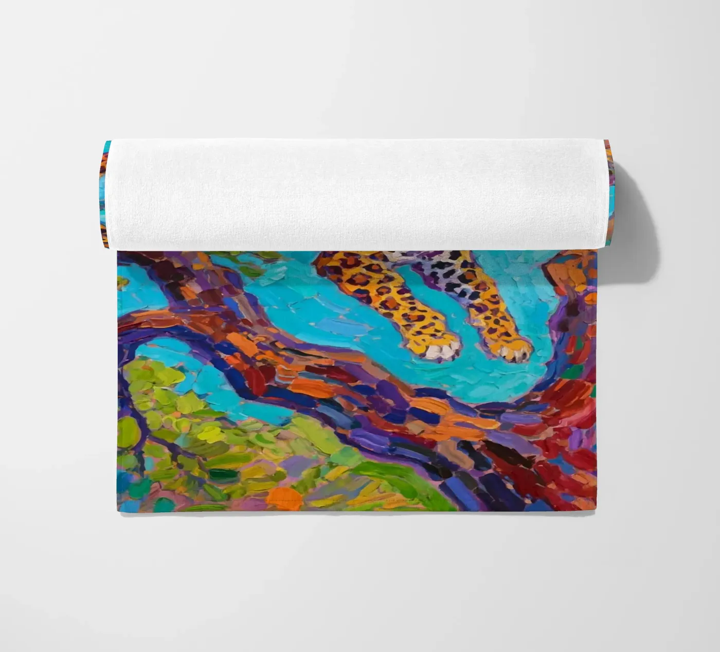 Leopard springt zwischen Baum Strandtuch von Slash Shop