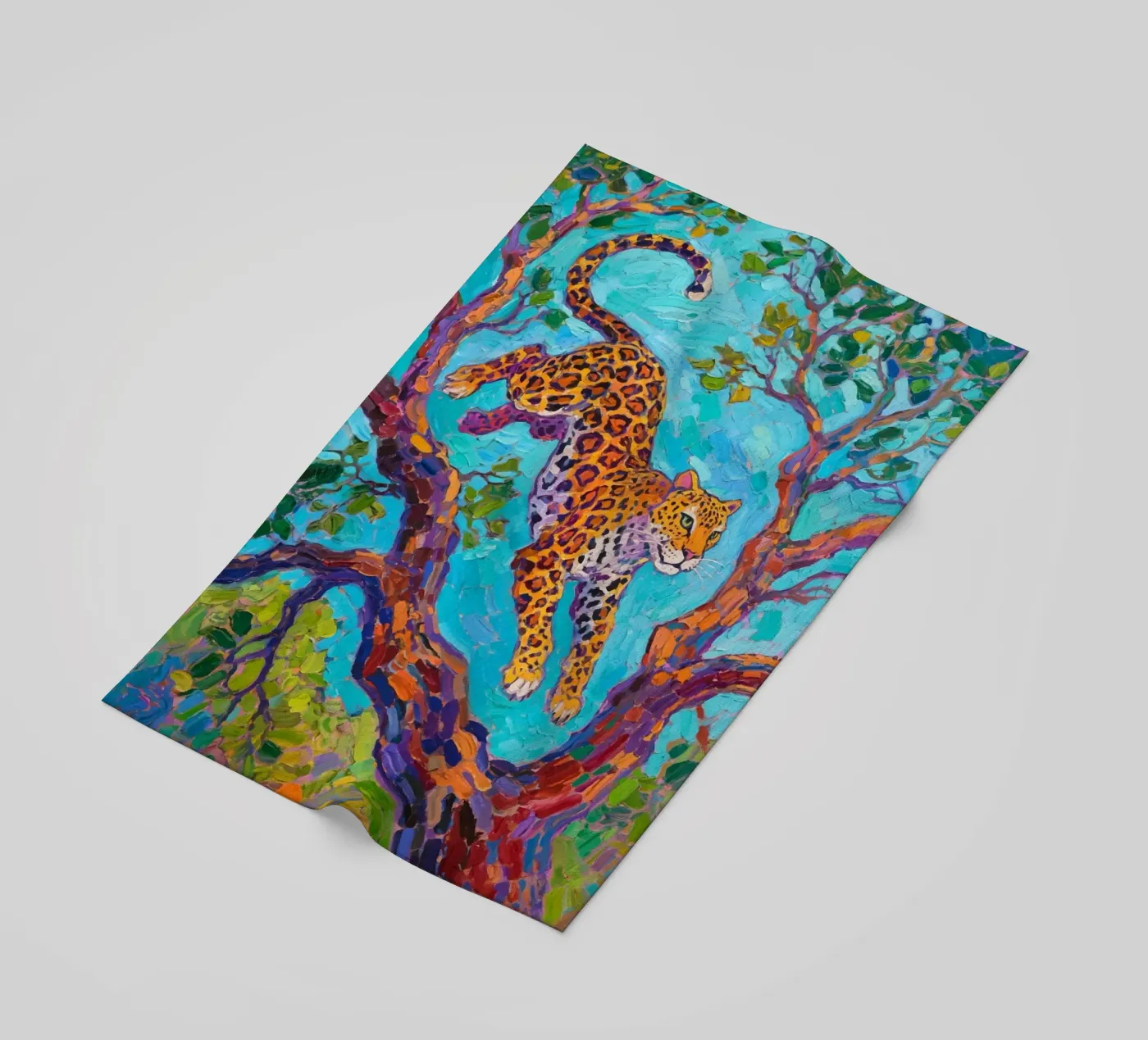 Leopard springt zwischen Baum Strandtuch von Slash Shop