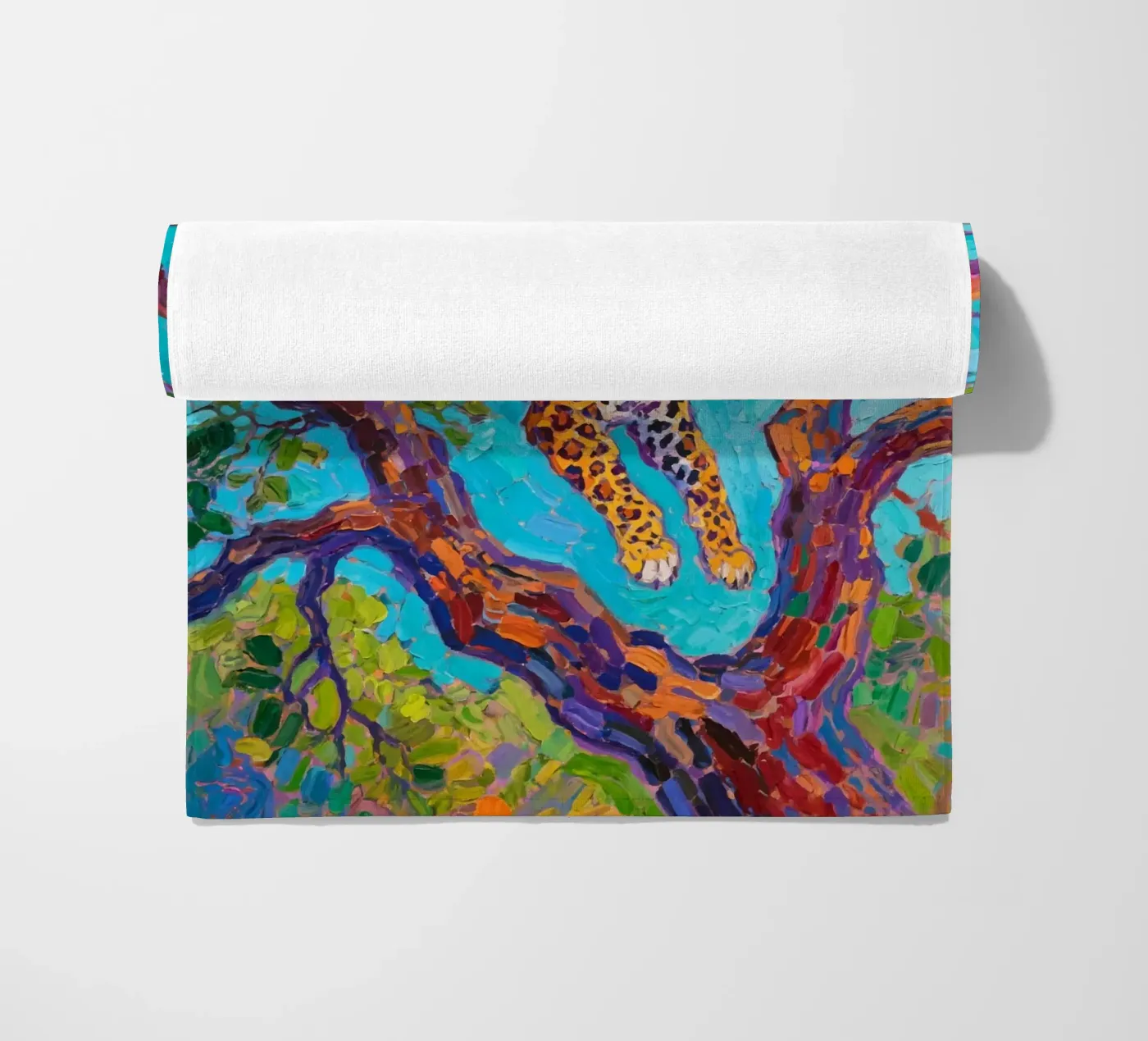 Leopard springt zwischen Baum Strandtuch von Slash Shop