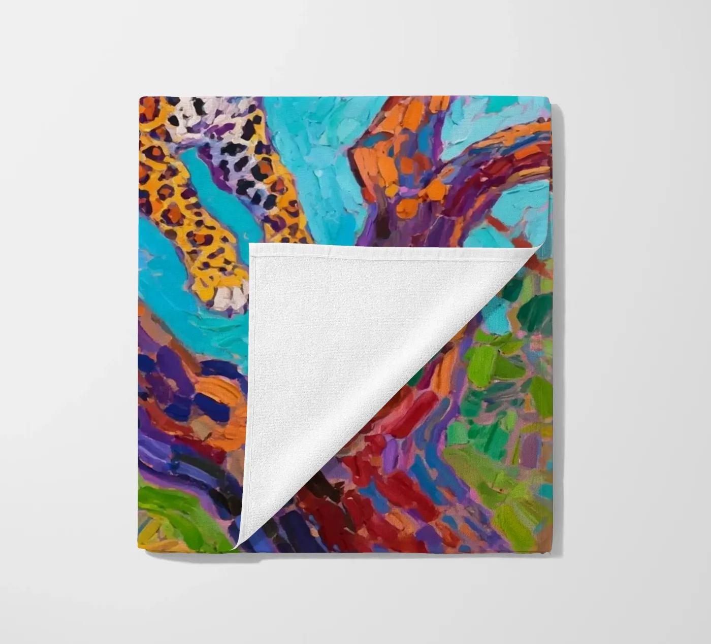 Leopard springt zwischen Baum Strandtuch von Slash Shop