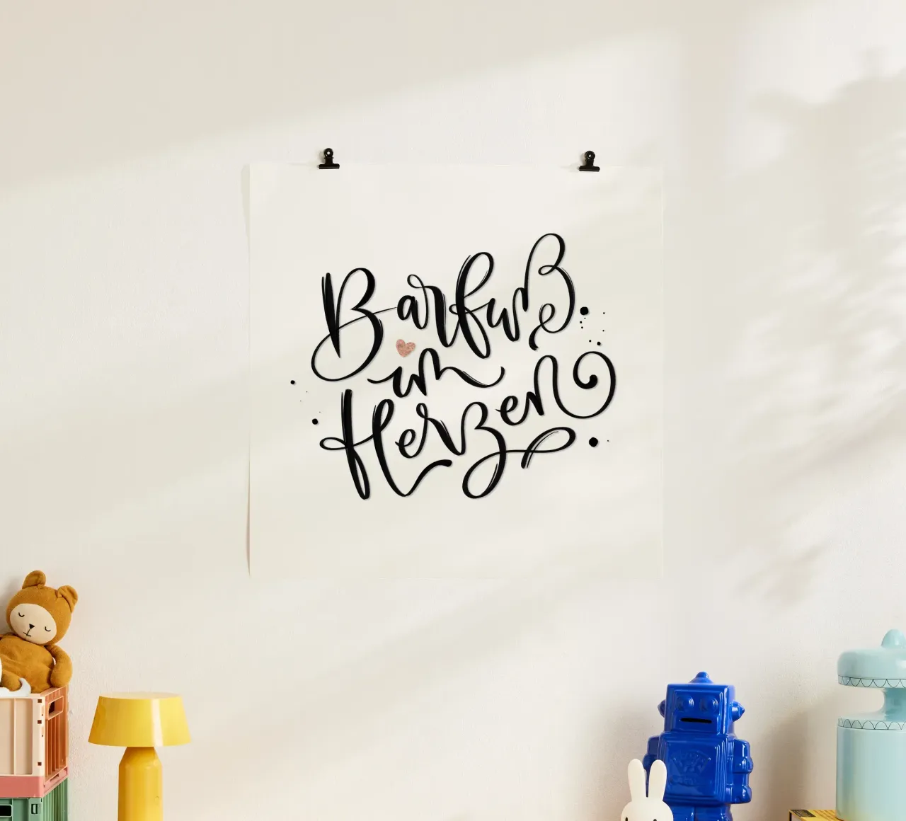 A piedi nudi nel cuore poster con telaio in plastica da CalliLetters