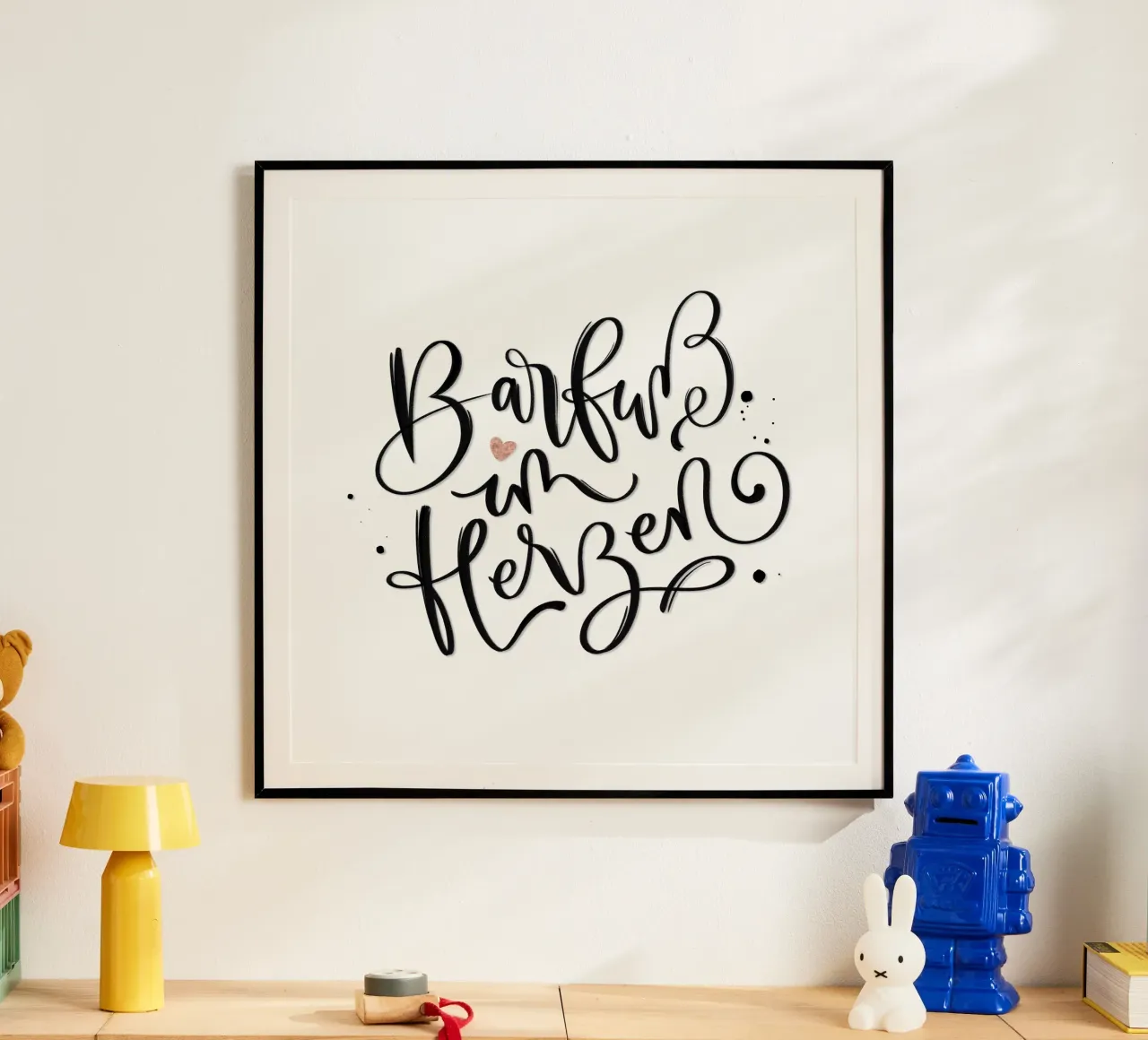 A piedi nudi nel cuore poster con telaio in plastica da CalliLetters