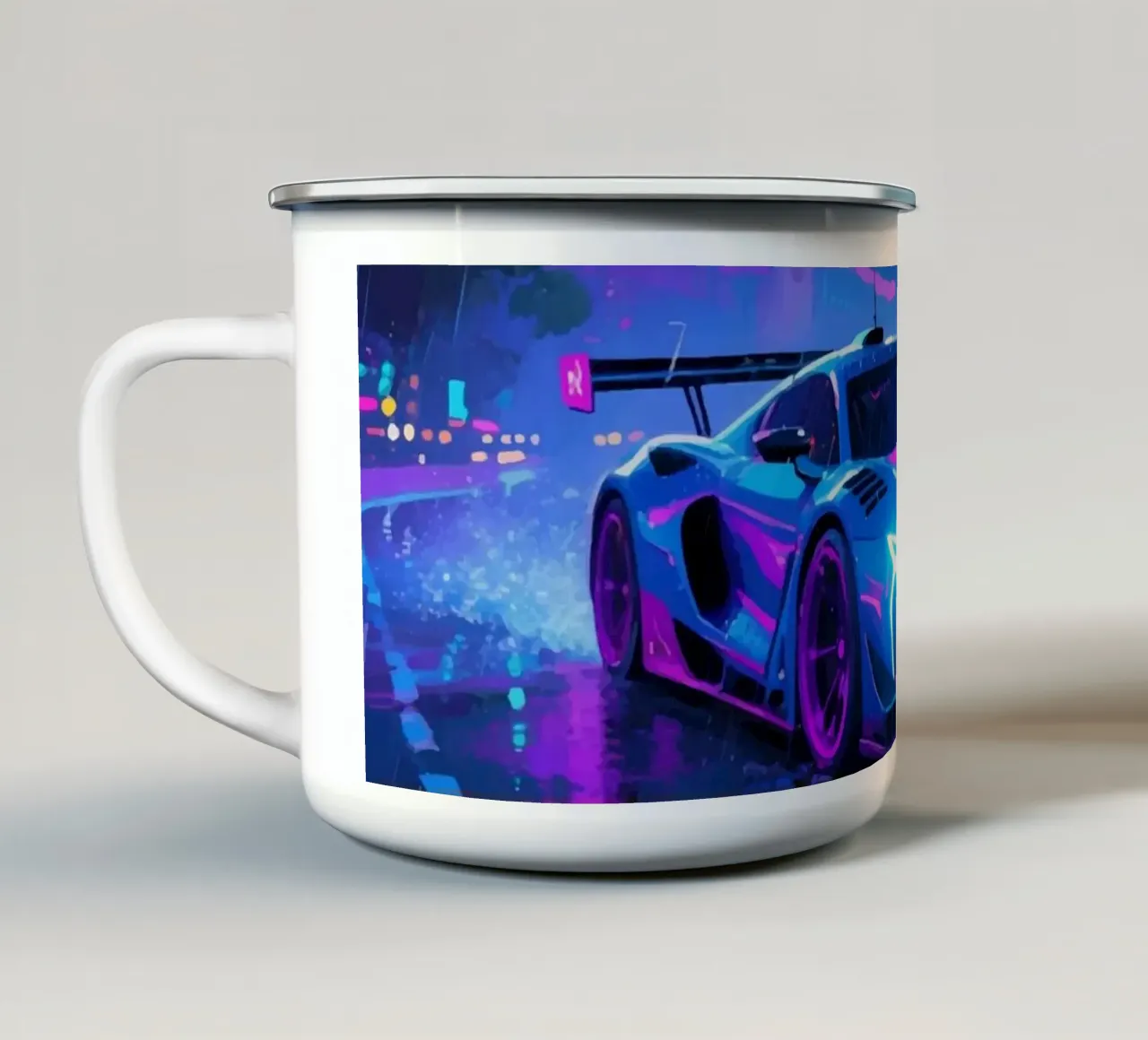 Pilota d'auto su un circuito cittadino notturno tazza in smalto da Slash Shop