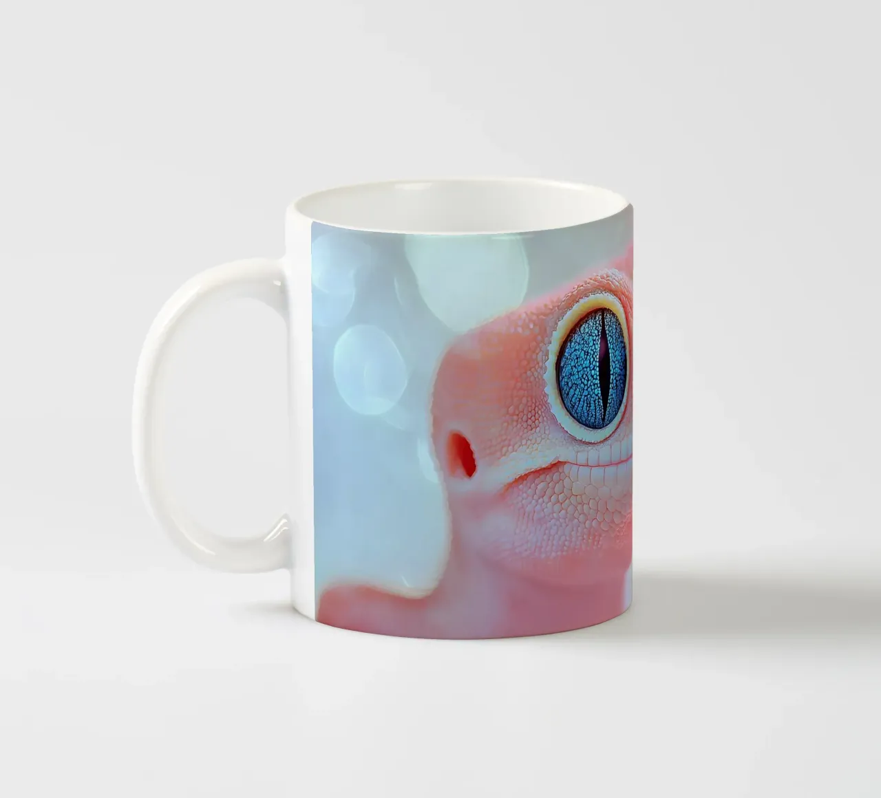 La lucertola rosa tazza in ceramica da M-Ulrich-Digital Art