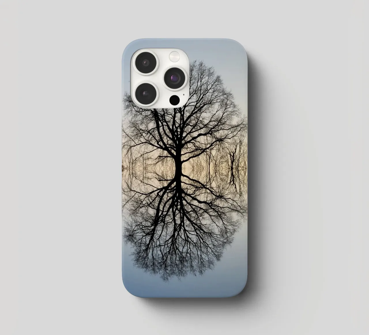 Riflesso di un albero in inverno cover iphone da Heidemüllerin