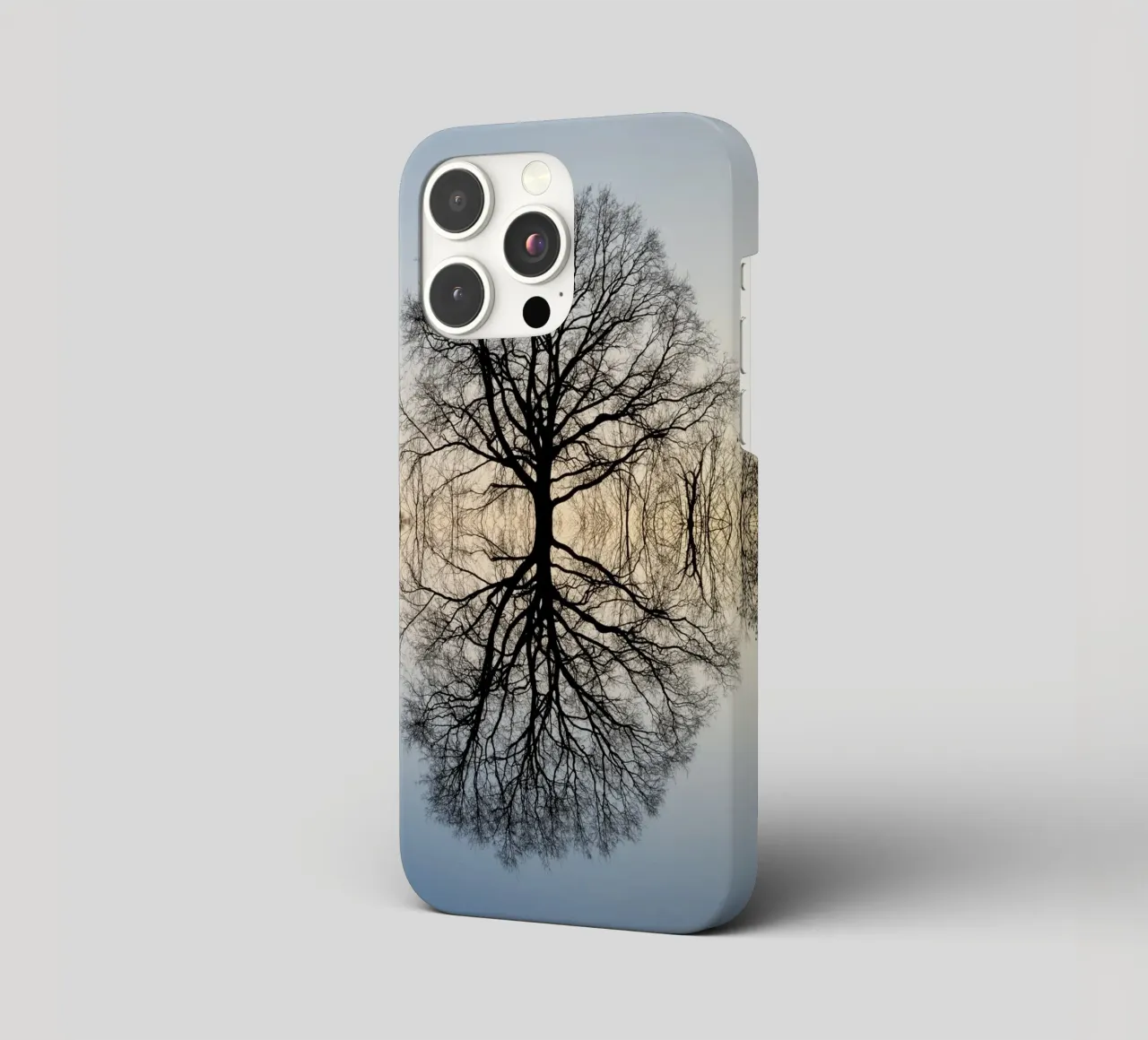 Riflesso di un albero in inverno cover iphone da Heidemüllerin