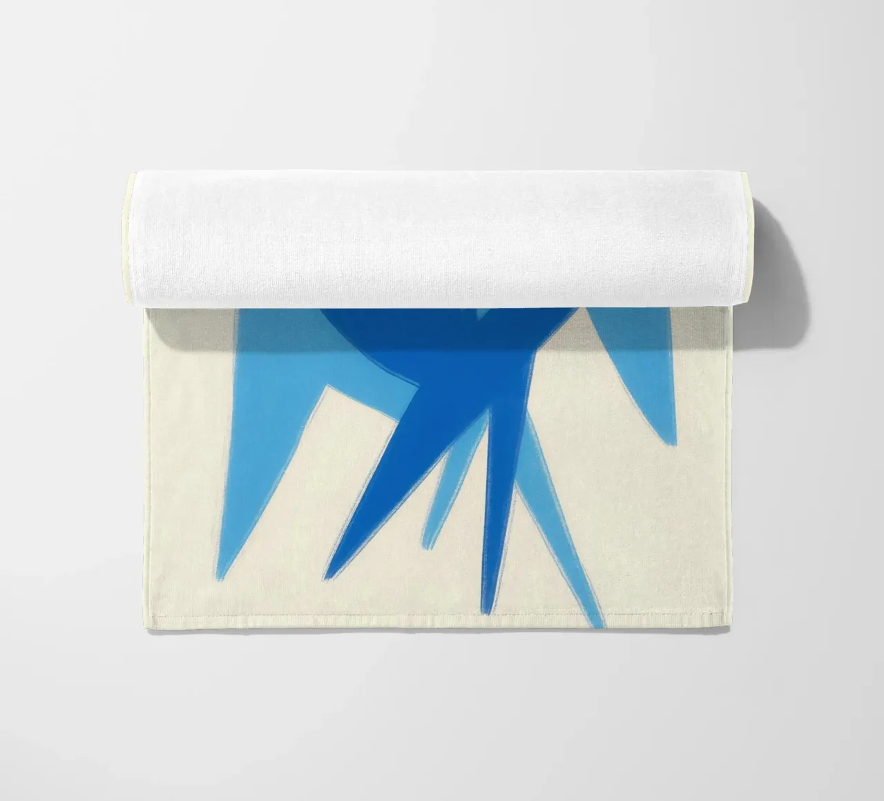 Twee zwaluwen | Paring en harmonie strandhanddoek van Autofocus