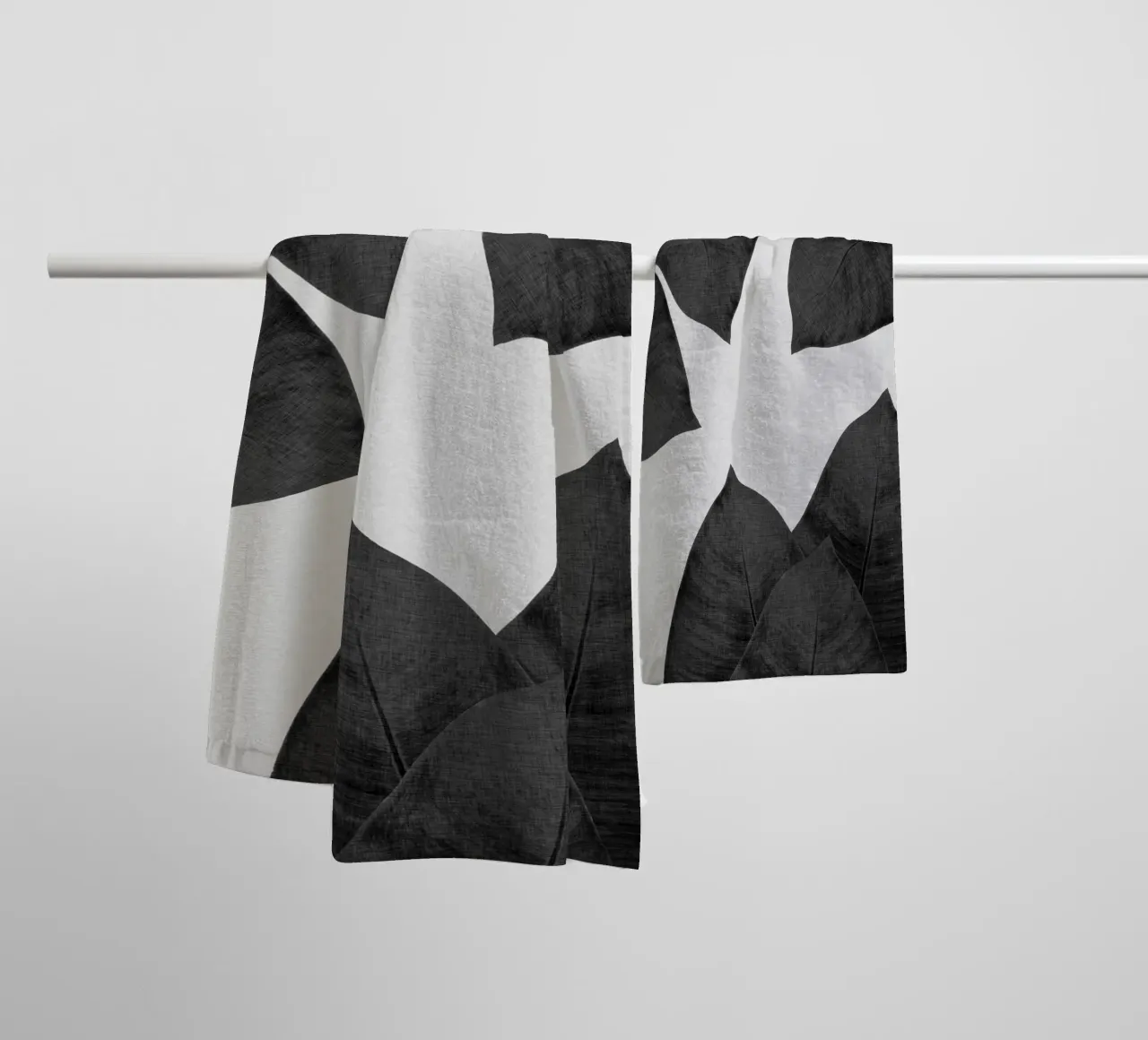 Foglia di banana in bianco e nero I asciugamano da bagno da Orara Studio
