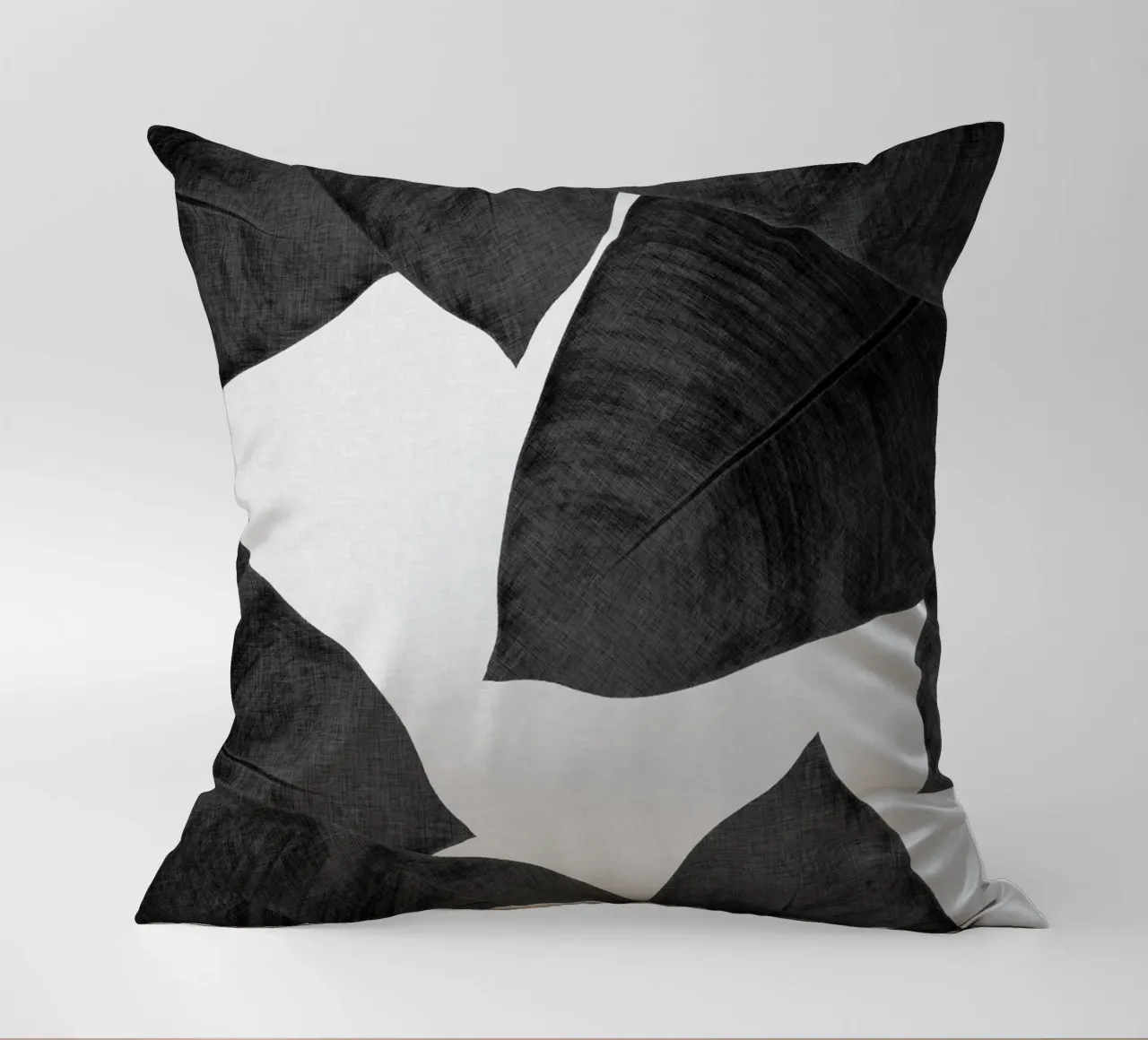 Foglia di banana in bianco e nero II cuscino da Orara Studio