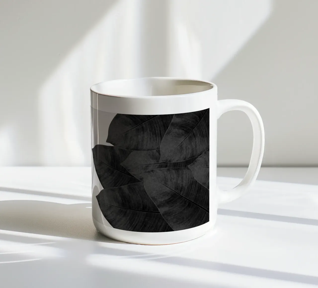 Foglia di banana in bianco e nero III tazza in ceramica da Orara Studio