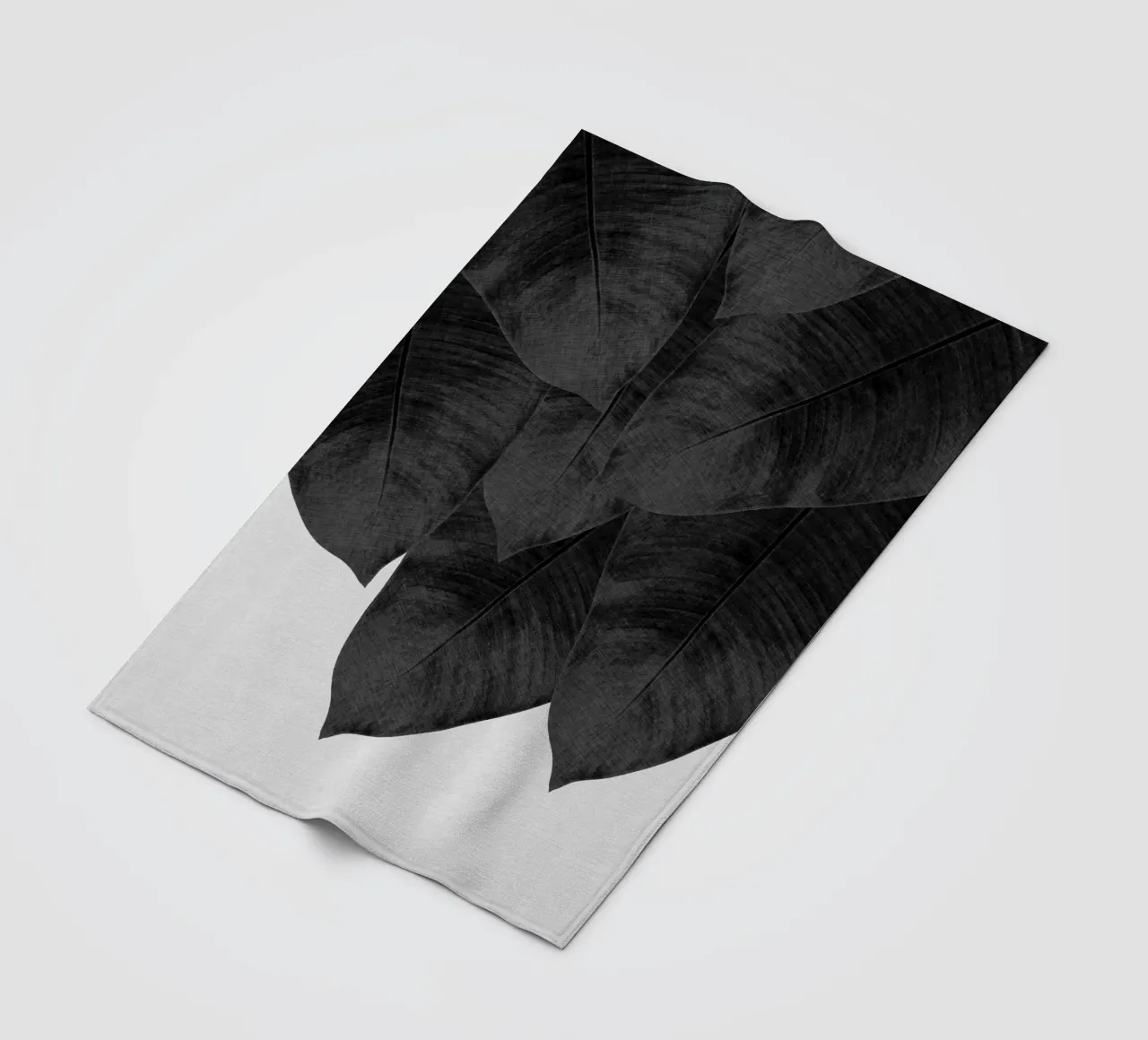 Foglia di banana in bianco e nero III coperta in pile da Orara Studio