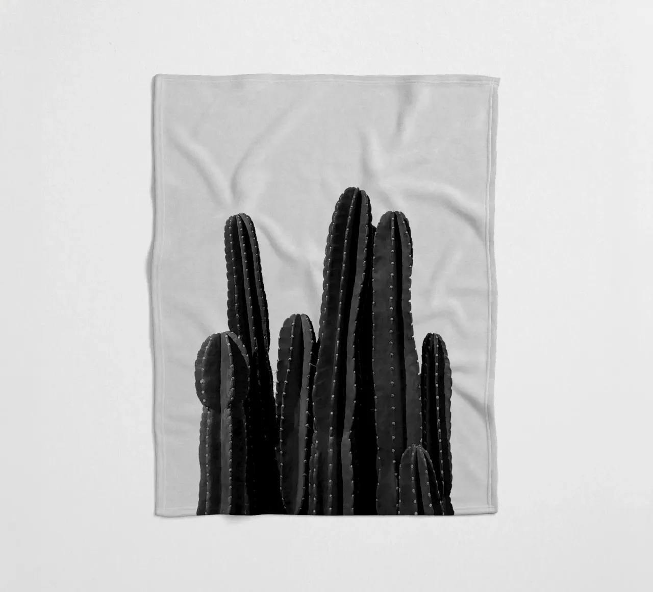 Cactus in bianco e nero coperta in pile da Orara Studio