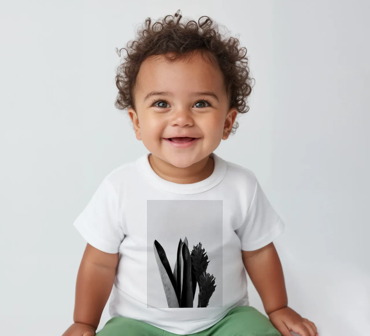 Fiore in bianco e nero maglietta neonato da Orara Studio