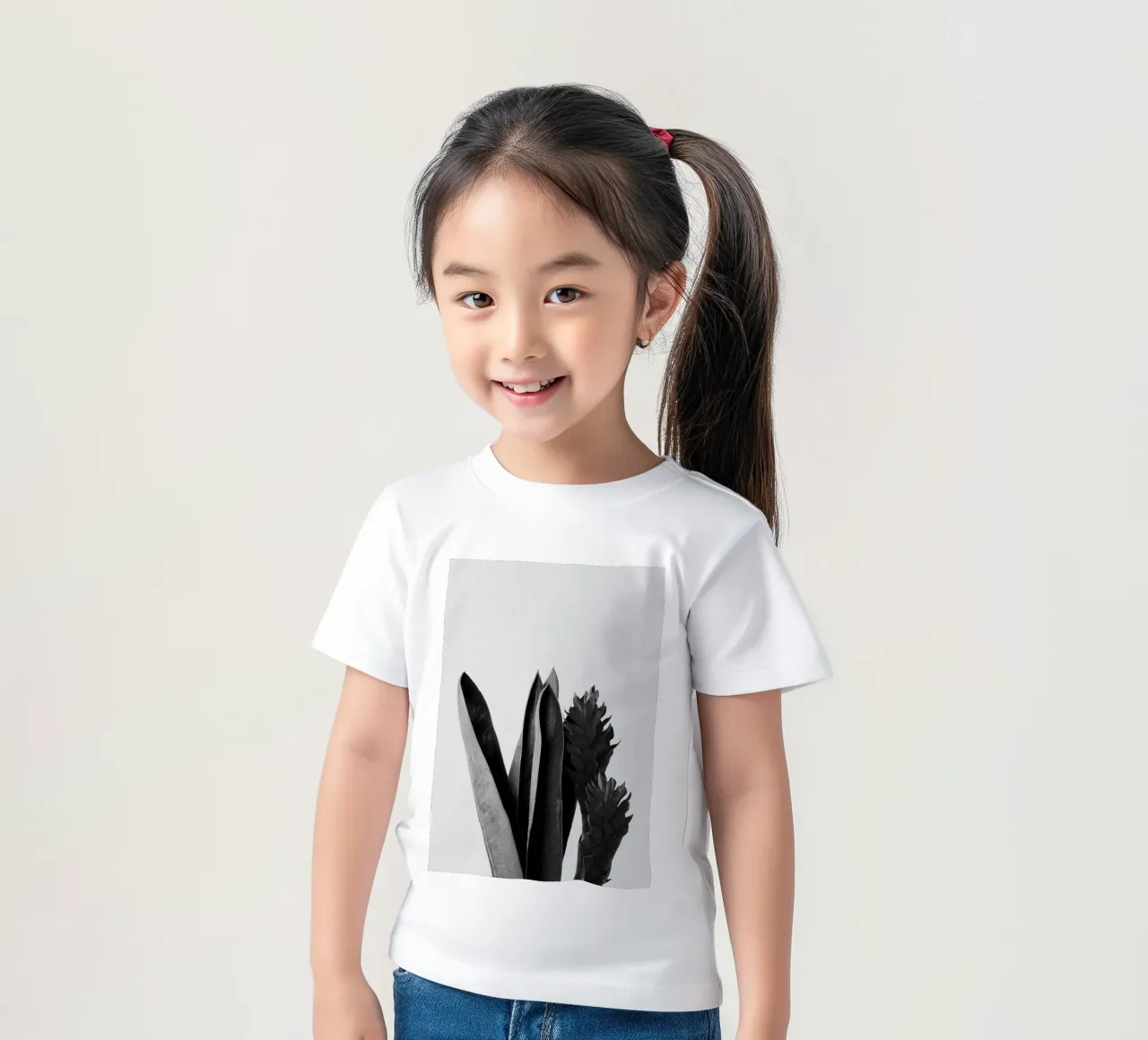 Fiore in bianco e nero t-shirt bambini da Orara Studio