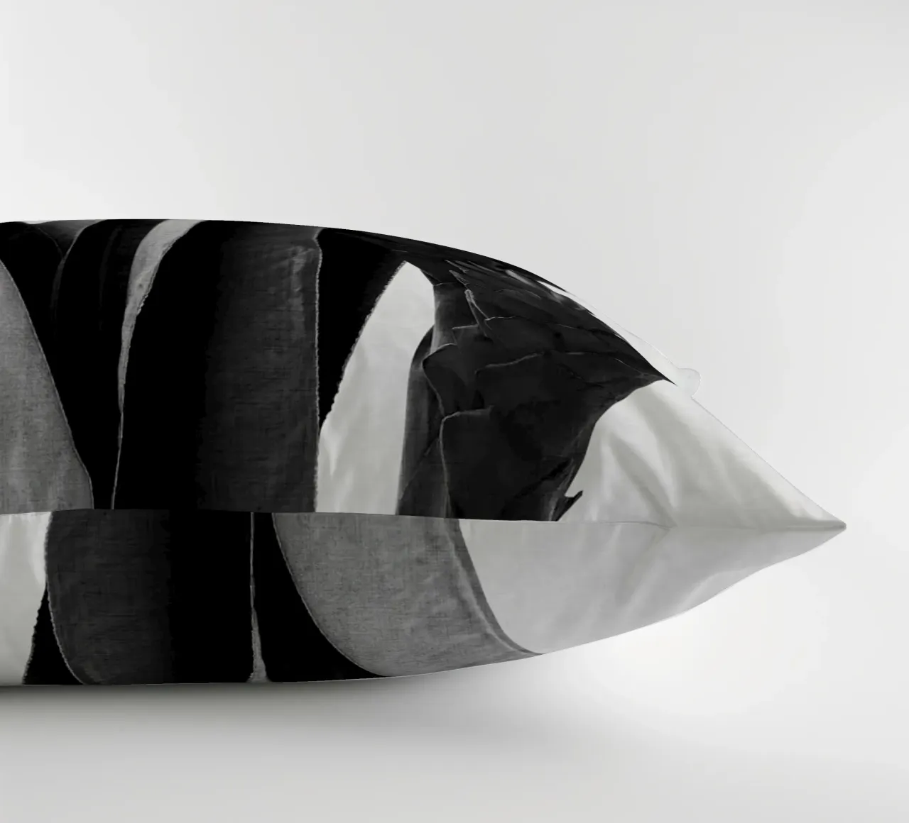Fiore in bianco e nero cuscino da Orara Studio