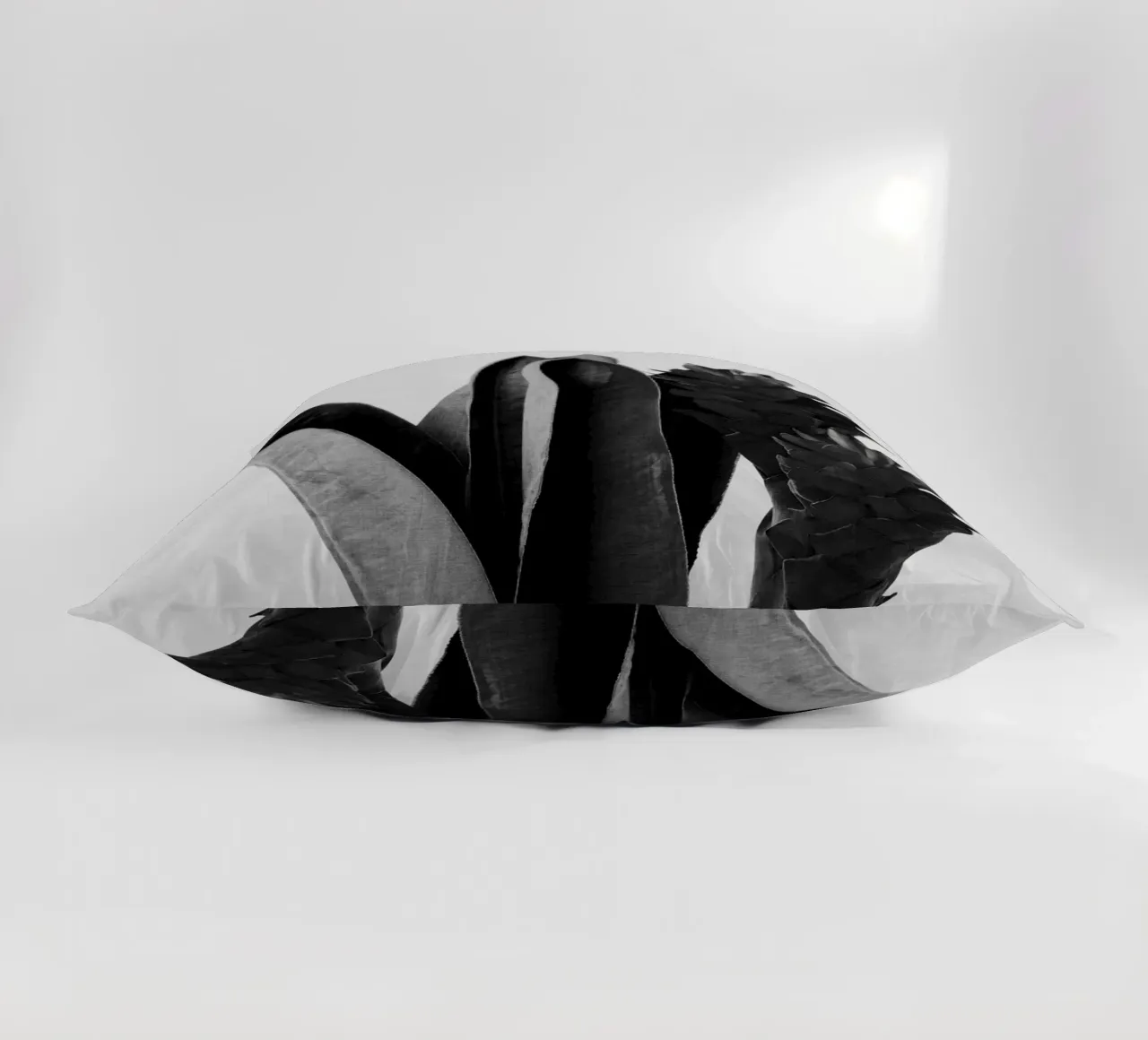 Fiore in bianco e nero cuscino da Orara Studio