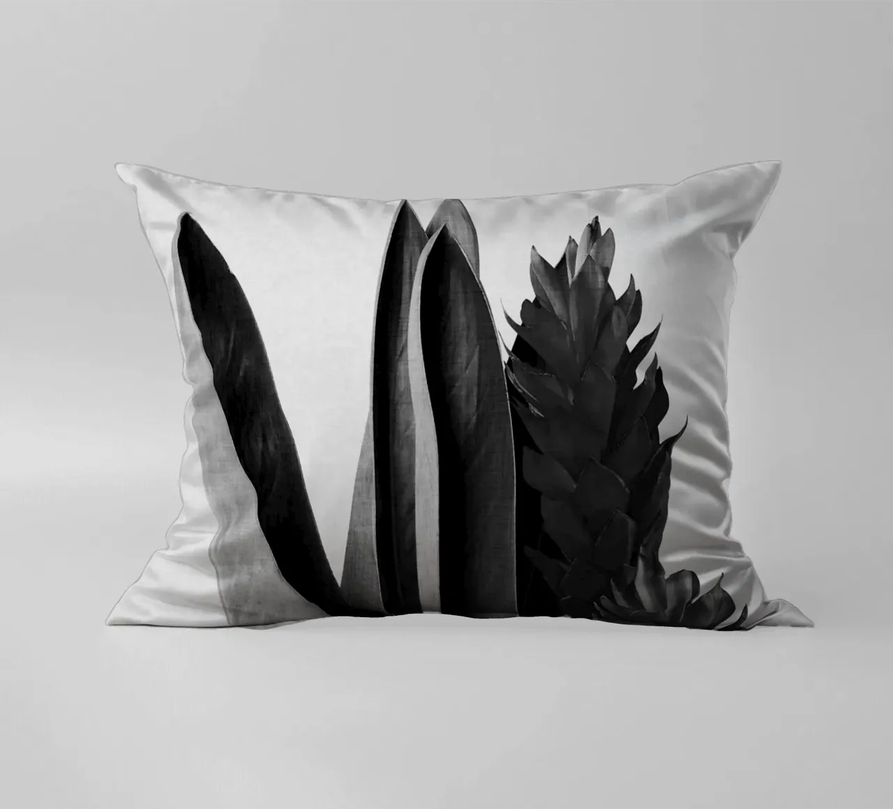 Fiore in bianco e nero cuscino da Orara Studio