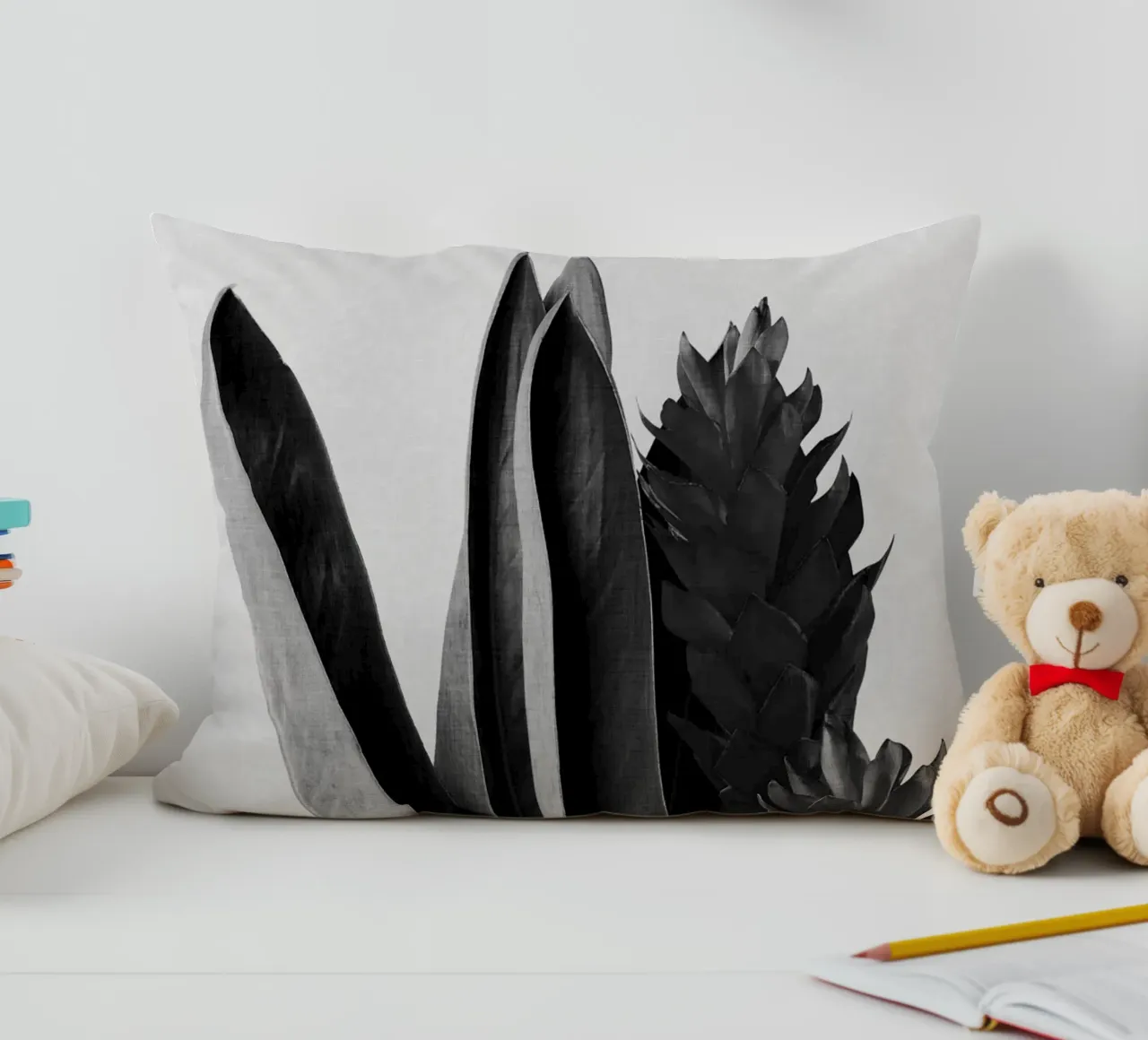 Fiore in bianco e nero cuscino da Orara Studio