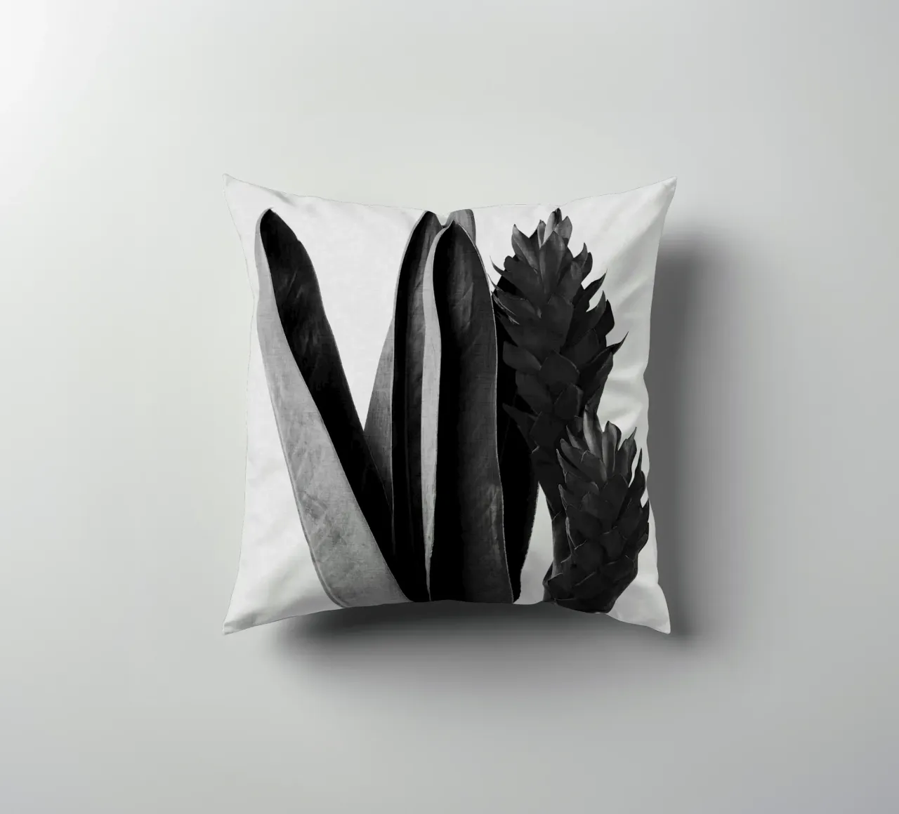 Fiore in bianco e nero cuscino da Orara Studio