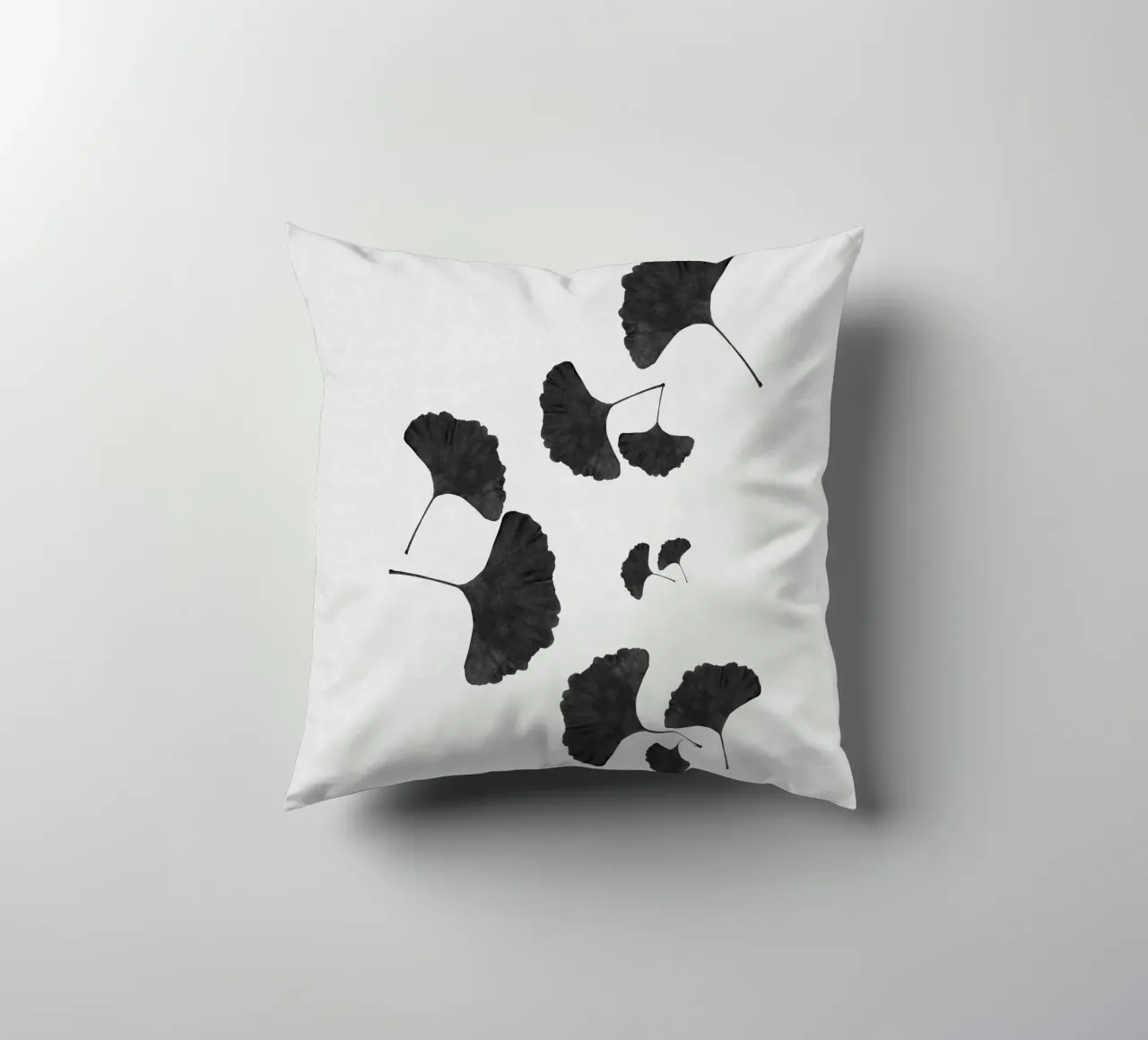 Foglie di ginkgo in bianco e nero I cuscino da Orara Studio