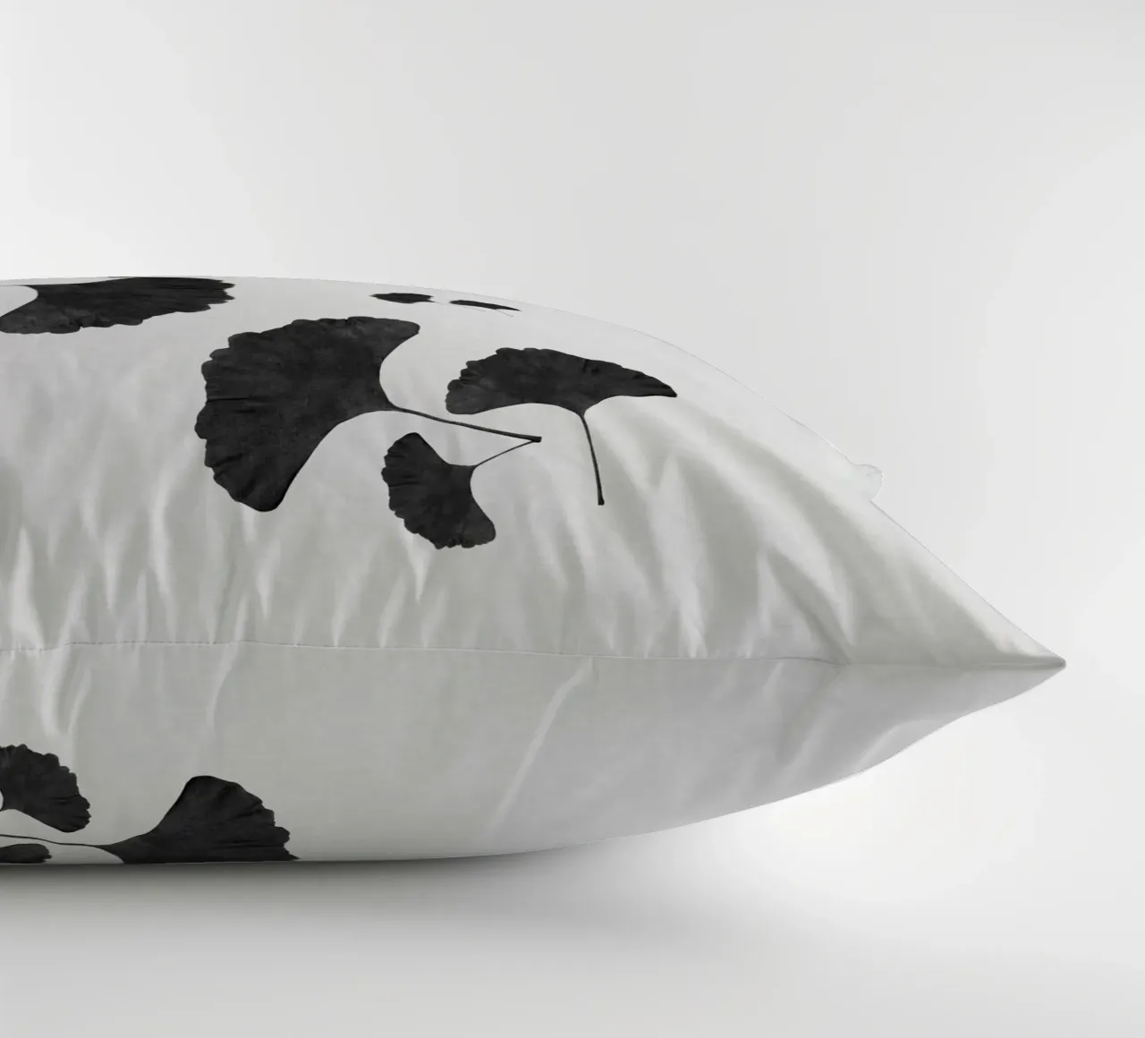 Foglie di ginkgo in bianco e nero I cuscino da Orara Studio