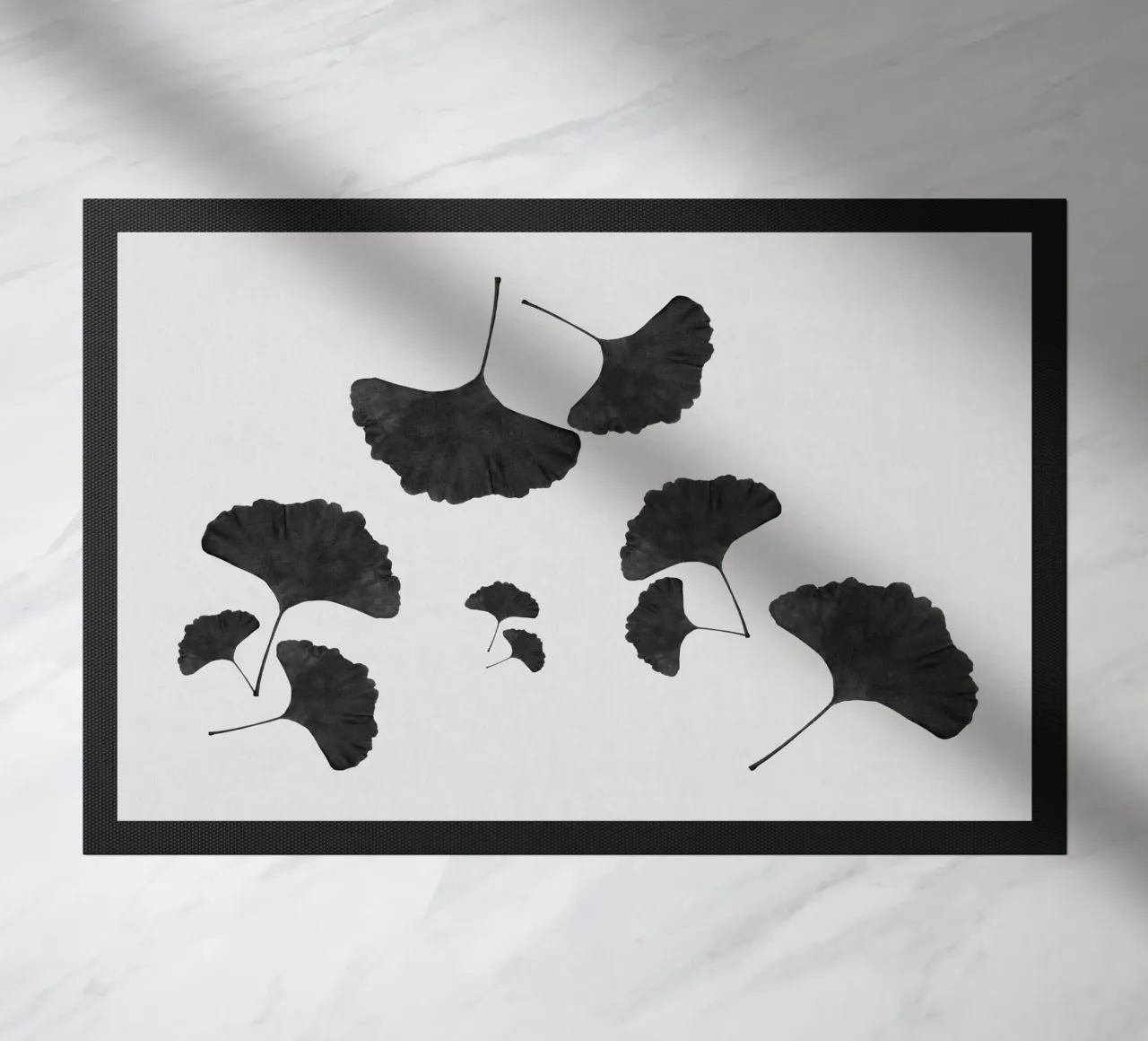 Foglie di ginkgo in bianco e nero I zerbino da Orara Studio